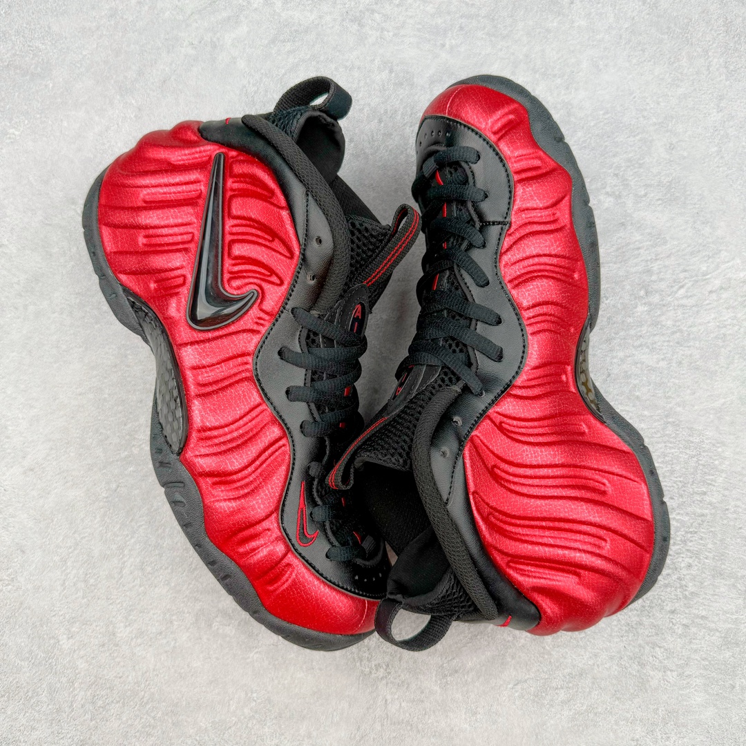 图片[3]-💰440 NK Air Foamposite One 黑红龟裂泡 624041-604 莞产原底面 公司渠道同模具 鞋型发泡360度无死角 双层Zoom气垫植入 中底完美注胶 搭载原厂碳纤维材质 诞生于1997年的NK Air Foamposite系列可以说是整个球鞋历史上最为经典的系列之一 也就是我们常说的“喷”和“泡” 其中“喷”由Foamposite One代言人Penny的英文音译而来 而“泡”则来源于另一款鞋型 Foamposite Pro中\”pro\”的音译 在诞生初期 由于高昂的造价以及超前的外形 Foamposite系列的反对者不在少数 甚至有人认为这款鞋会毁掉整个球鞋行业 但事实证明这双灵感来自于甲虫 自带“黑科技”鞋面以及双层Zoom+大块碳板的太空球鞋不仅受到了大众的接受与追捧 并且成功的影响了篮球鞋的发展 SIZE：38.5 39 40 40.5 41 42 42.5 43 44 44.5 45 46 编码：by5936010-运动鞋