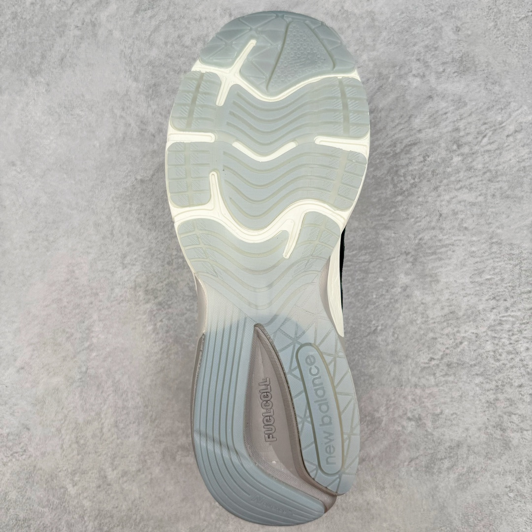 图片[9]-＃K版纯原 Carhartt WIP x New Balance M990CH6 新百伦NB990V6 第六代总统复古慢跑鞋 联名卡其色 这是一双极具现代感设计的复古跑鞋 990v6 鞋面大部分面积依旧采用麂皮和织物材质覆盖 从各种细节上看也还是有点 990v5 的影子 但相比 990v5 990v6 鞋面各种材质的拼接会更加复杂 这次 990v6 最大的改变相信大家应该也发现了 就是看上去貌似比 990v4 和 990v5 两代鞋款加起来还要厚的鞋底 其实这是 New Balance 首次采用的三重缓震组合鞋底 除了之前就有的 ABZORB 缓震科技和 ENCAP 中底 这次新加入了 FuelCell 缓震科技 看来舒适度和增高度 都要更上一层楼呀 990v6 的侧标 Logo 设计少见地没有印在绒面皮革上 而是置于网眼面料以及横跨鞋身的皮革织带之上 同时鞋舌上的标签设计并没有延用此前 990v4 和 990v5 采用的样式设计 而是采用了一种新的类似于三角徽章的设计 所以对于鞋款上的更新变化 既有延续经典的设计 也有创新性的改变 尺码：36 37 37.5 38 38.5 39 40 40.5 41.5 42 42.5 43 44 44.5 45-选品中心