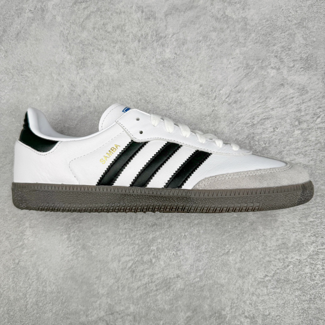 ＃M版纯原福利 AD Original Samba OG 复古经典轻便板鞋 B75806 原装头层牛皮加持 正确烫金高频细节 原装纳米超迁皮料 独家私模橡胶大底 原盒原配 正确黑色中底布 这款桑巴鞋展示了高质量的工艺 带有装饰的超锁缝制和无缝的手感 柔软、柔软的皮革造型和标志性的3条纹完成了精致的外观 正规合身鞋带 鞋面上有绒面鞋垫 橡胶鞋底 享受正畸套筒软感 自50年代首次亮相以来就一直在赢得粉丝的青睐 尺码：36 36.5 37.5 38 38.5 39 40 40.5 41 42 42.5 43 44 44.5 45-选品中心