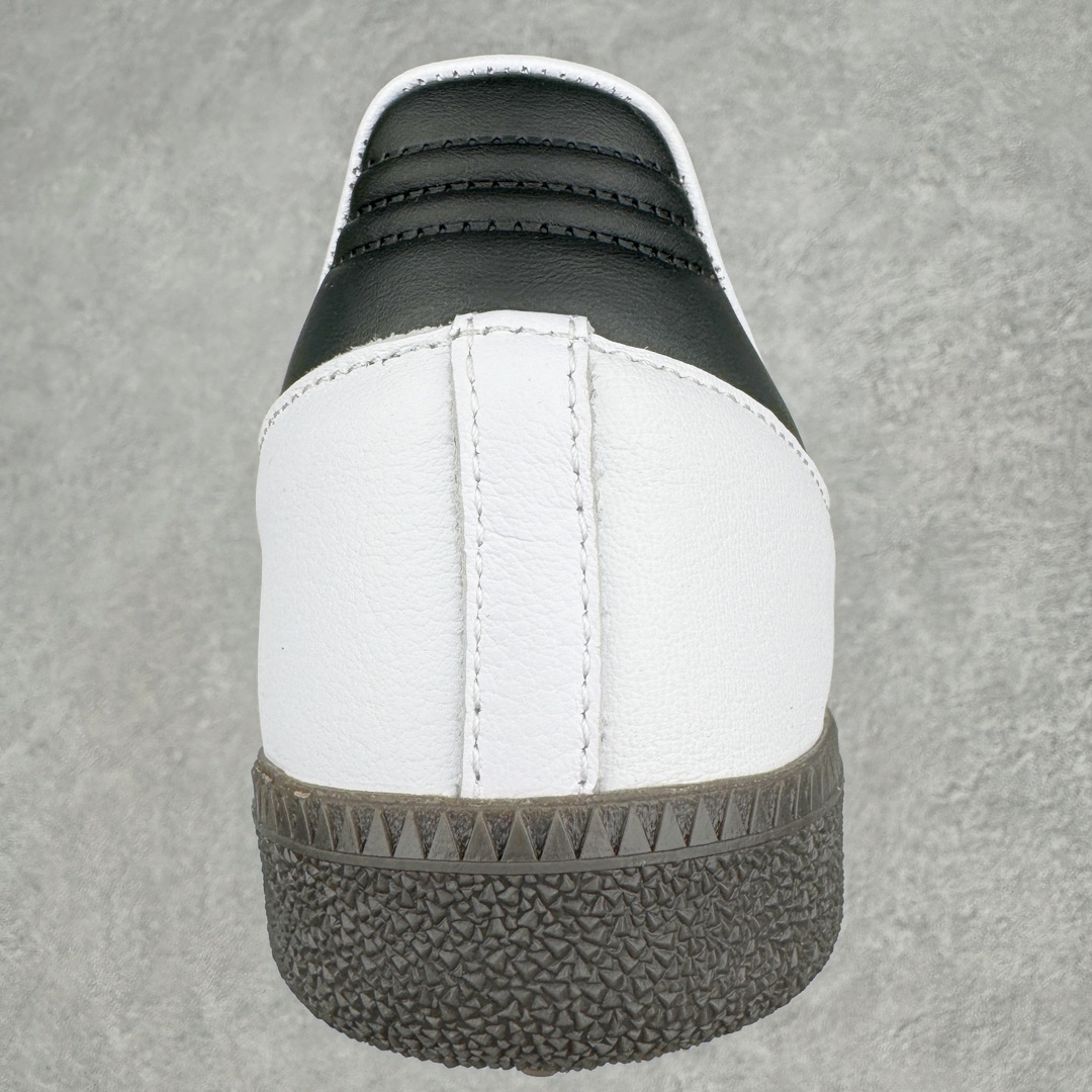 图片[8]-＃M版纯原福利 AD Original Samba OG 复古经典轻便板鞋 B75806 原装头层牛皮加持 正确烫金高频细节 原装纳米超迁皮料 独家私模橡胶大底 原盒原配 正确黑色中底布 这款桑巴鞋展示了高质量的工艺 带有装饰的超锁缝制和无缝的手感 柔软、柔软的皮革造型和标志性的3条纹完成了精致的外观 正规合身鞋带 鞋面上有绒面鞋垫 橡胶鞋底 享受正畸套筒软感 自50年代首次亮相以来就一直在赢得粉丝的青睐 尺码：36 36.5 37.5 38 38.5 39 40 40.5 41 42 42.5 43 44 44.5 45-选品中心