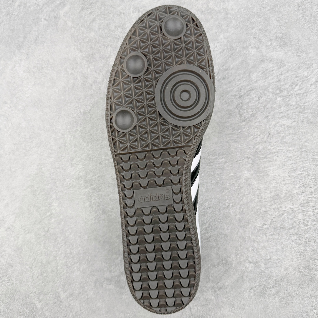 图片[9]-＃M版纯原福利 AD Original Samba OG 复古经典轻便板鞋 B75806 原装头层牛皮加持 正确烫金高频细节 原装纳米超迁皮料 独家私模橡胶大底 原盒原配 正确黑色中底布 这款桑巴鞋展示了高质量的工艺 带有装饰的超锁缝制和无缝的手感 柔软、柔软的皮革造型和标志性的3条纹完成了精致的外观 正规合身鞋带 鞋面上有绒面鞋垫 橡胶鞋底 享受正畸套筒软感 自50年代首次亮相以来就一直在赢得粉丝的青睐 尺码：36 36.5 37.5 38 38.5 39 40 40.5 41 42 42.5 43 44 44.5 45-选品中心