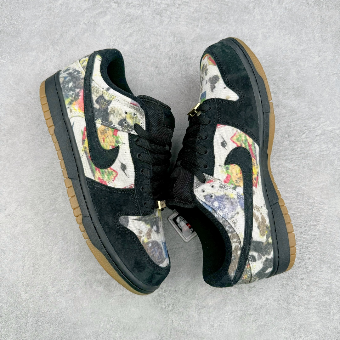 图片[3]-零售💰400 ＃M纯原 Supreme x NK SB Dunk Low 联名黑涂鸦 FD8778-001 毫无疑问圈内最强 零售首选 真正的匠心工艺 复刻圈巅峰产物 到手你会有扔掉正品的冲动 独家原厂航空铝磨具打磨大底 鞋头坡度极致还原 原盒原配 圈内天花板工艺 原厂冲刀 超高清洁度 全鞋零毛边皮料切割 全套原楦原模倾力打造完美版型 采用原厂百宏鞋带以及原厂百宏织唛舌标 内标可供原厂几率过验 SIZE：36 36.5 37.5 38 38.5 39 40 40.5 41 42 42.5 43 44 44.5 45 46 47.5 编码：by4936000-运动鞋