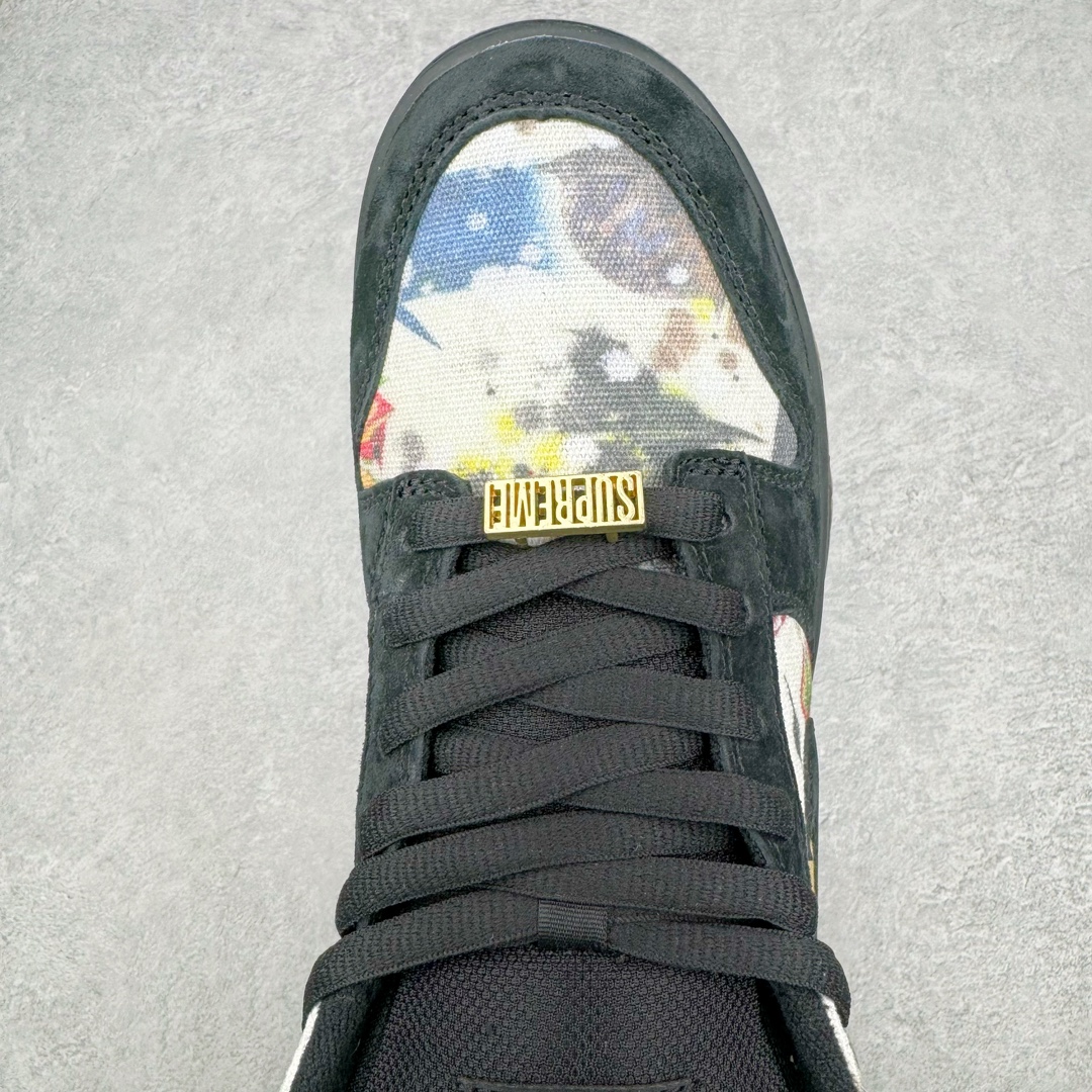 图片[4]-零售💰400 ＃M纯原 Supreme x NK SB Dunk Low 联名黑涂鸦 FD8778-001 毫无疑问圈内最强 零售首选 真正的匠心工艺 复刻圈巅峰产物 到手你会有扔掉正品的冲动 独家原厂航空铝磨具打磨大底 鞋头坡度极致还原 原盒原配 圈内天花板工艺 原厂冲刀 超高清洁度 全鞋零毛边皮料切割 全套原楦原模倾力打造完美版型 采用原厂百宏鞋带以及原厂百宏织唛舌标 内标可供原厂几率过验 SIZE：36 36.5 37.5 38 38.5 39 40 40.5 41 42 42.5 43 44 44.5 45 46 47.5 编码：by4936000-运动鞋