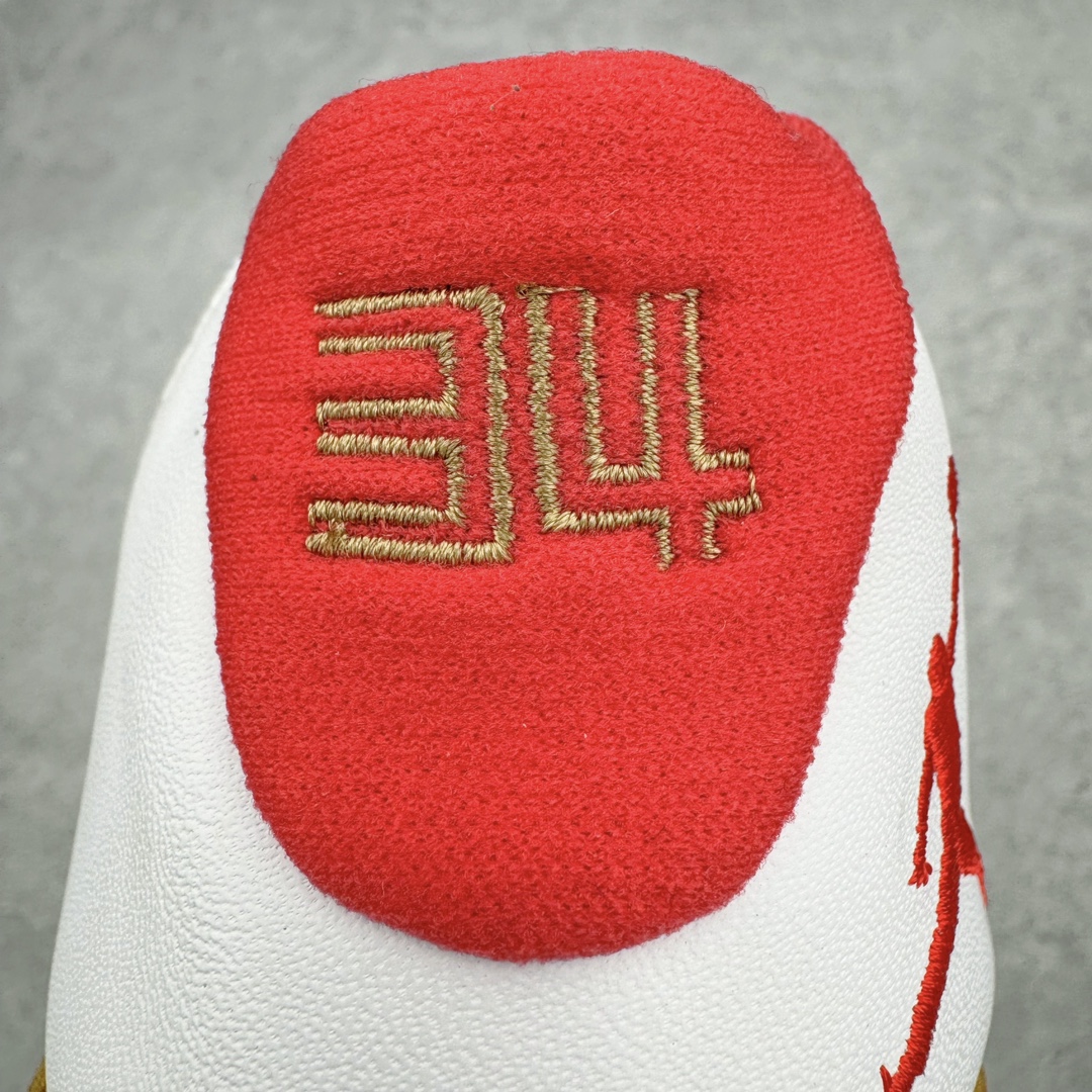 图片[4]-💰370 ＃原厂裸鞋 Air Jordan AJ11 \”Two Rings\” PE 雷阿伦土豪金 为了庆祝雷阿伦夺得的两次总冠军 Jordan Brand设计了一款特殊的球鞋——Air Jordan 11 Two Rings PE 除了AJ11独有的设计 在这双鞋的鞋舌和鞋跟的部位都体现了雷-阿伦的元素 鞋舌上是用阿伦投篮剪影设计而成的“RAY” 这里还有“Suger Ray”和“2013 Champion”的字样 2008那一冠的元素在鞋舌里面 鞋跟处有阿伦的34号号码 尺码：41 42 42.5 43 44 44.5 45 46 47.5 编码：by4936040-运动鞋