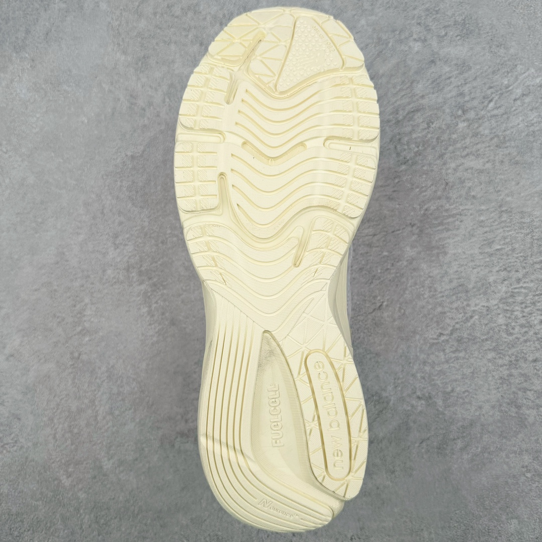 图片[9]-＃K版纯原 Carhartt WIP x New Balance M990CH6 新百伦NB990V6 第六代总统复古慢跑鞋 联名卡其色 这是一双极具现代感设计的复古跑鞋 990v6 鞋面大部分面积依旧采用麂皮和织物材质覆盖 从各种细节上看也还是有点 990v5 的影子 但相比 990v5 990v6 鞋面各种材质的拼接会更加复杂 这次 990v6 最大的改变相信大家应该也发现了 就是看上去貌似比 990v4 和 990v5 两代鞋款加起来还要厚的鞋底 其实这是 New Balance 首次采用的三重缓震组合鞋底 除了之前就有的 ABZORB 缓震科技和 ENCAP 中底 这次新加入了 FuelCell 缓震科技 看来舒适度和增高度 都要更上一层楼呀 990v6 的侧标 Logo 设计少见地没有印在绒面皮革上 而是置于网眼面料以及横跨鞋身的皮革织带之上 同时鞋舌上的标签设计并没有延用此前 990v4 和 990v5 采用的样式设计 而是采用了一种新的类似于三角徽章的设计 所以对于鞋款上的更新变化 既有延续经典的设计 也有创新性的改变 尺码：36 37 37.5 38 38.5 39 40 40.5 41.5 42 42.5 43 44 44.5 45-选品中心