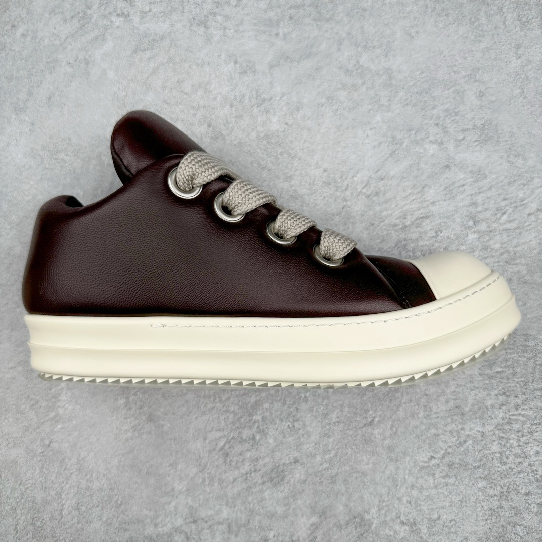 💰460 ＃DG纯原 Rick Owens FW23 LUXOR 瑞克·欧文斯低帮皮面时尚运动板鞋面包鞋 摩卡棕 二级市场已经7K以上 平台客户随意卖四位数 RO广东原厂出品 纯原天花板 原版一比一复刻 冲正绝不翻车 还原度达到百分之98以上 原楦开发纸版版型 ZP拆解原版1:1复模裁片纸版 力求做到0错位 这样才能达到和zp一致的鞋型味道 采用进口cnc数控机床开发对版独家tpu奶香大底 区别于市场所有版本 zp同源定制尼龙布 达到和zp一致手感 原厂进口细纹布 万邦订购原厂高弹粉红色海绵 内里搭配软质细腻羊皮 TPU高密度大底 软硬度透光度高已经测试和原版一致 尺码：36 37 38 39 40 41 42 43 44 45 46 编码：by5936030-运动鞋