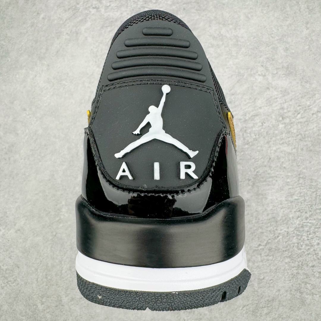 图片[8]-＃PB版 福利特价 Air Jordan Legacy AJ312 Low 低帮复古篮球鞋 市场最强独一档产物 全套原纸板楦头开发 原厂大底磨具加持立体防滑纹理 原档数据后跟TPU子母扣魔术贴 原装可视Air Sole气垫 原汁原味最完美的312代版型 唯一正确鞋头趴度弧度高度鞋身腰线 进口港宝加持 后跟自然饱满 全鞋荧光划线卡点 追求极致完美 每一双都是工艺品 多重QC质检 超越公司货的品控标准 实实在在的免检产品 鞋身采用了皮革材质打造 横跨鞋面的魔术贴十分吸睛 侧面的Swoosh Logo的一部分被鞋面遮挡了一部分 颇具玩味 魔术贴上标有NK标识 而鞋舌上是Jordan的经典红色飞翼Logo 后跟和鞋底均采用了AJ3的设计 后跟上同样也使用了经典的爆裂纹图案 尺码：36 36.5 37.5 38 38.5 39 40 40.5 41 42 42.5 43 44 44.5 45 46 47.5-选品中心