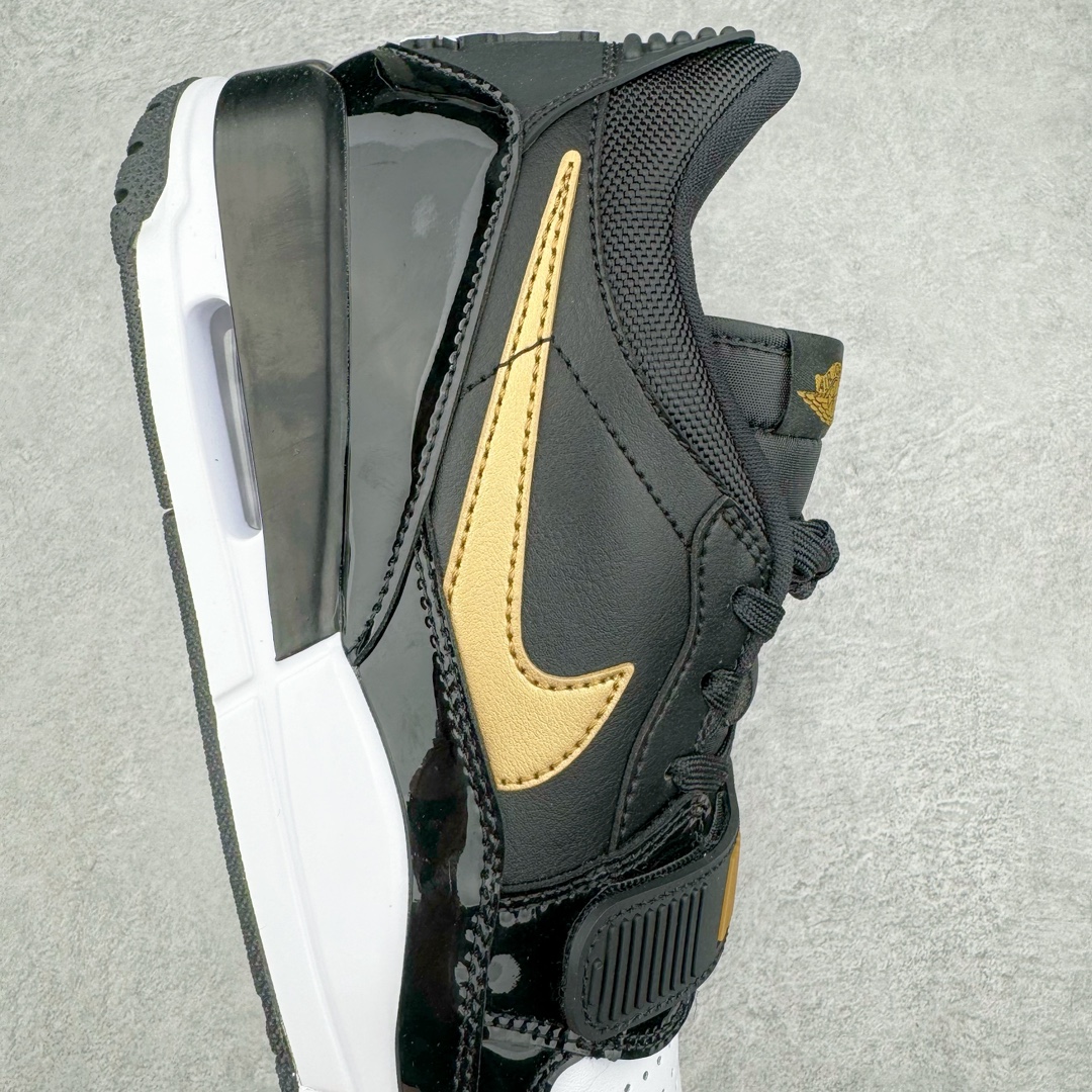 图片[6]-＃PB版 福利特价 Air Jordan Legacy AJ312 Low 低帮复古篮球鞋 市场最强独一档产物 全套原纸板楦头开发 原厂大底磨具加持立体防滑纹理 原档数据后跟TPU子母扣魔术贴 原装可视Air Sole气垫 原汁原味最完美的312代版型 唯一正确鞋头趴度弧度高度鞋身腰线 进口港宝加持 后跟自然饱满 全鞋荧光划线卡点 追求极致完美 每一双都是工艺品 多重QC质检 超越公司货的品控标准 实实在在的免检产品 鞋身采用了皮革材质打造 横跨鞋面的魔术贴十分吸睛 侧面的Swoosh Logo的一部分被鞋面遮挡了一部分 颇具玩味 魔术贴上标有NK标识 而鞋舌上是Jordan的经典红色飞翼Logo 后跟和鞋底均采用了AJ3的设计 后跟上同样也使用了经典的爆裂纹图案 尺码：36 36.5 37.5 38 38.5 39 40 40.5 41 42 42.5 43 44 44.5 45 46 47.5-选品中心