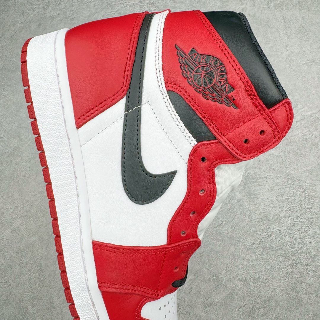 图片[6]-💰190 ＃FQ纯原福利‼Air Jordan AJ1 Retro High 高帮芝加哥白红 555088-101 全套原纸板楦头开发 原厂特供皮料加持 确保原汁原味 完美呈现一代版型 一比一鞋头弧度高度鞋身弧度 数据细节工艺流程均保持原鞋一致 后跟弧度收口自然对折 极致一眼正品既视感 原厂皮料 进口玻璃冲刀皮料裁剪零毛边 承诺百分百一致原鞋 全鞋电脑针车工艺 鞋面清洁度最高QC检验标准 控制溢胶 飞翼3D高频深度立体 鞋盒、防尘纸 均采购来自原厂 尺码：40.5/47.5（断41 42 46） 编码：by2936060-运动鞋