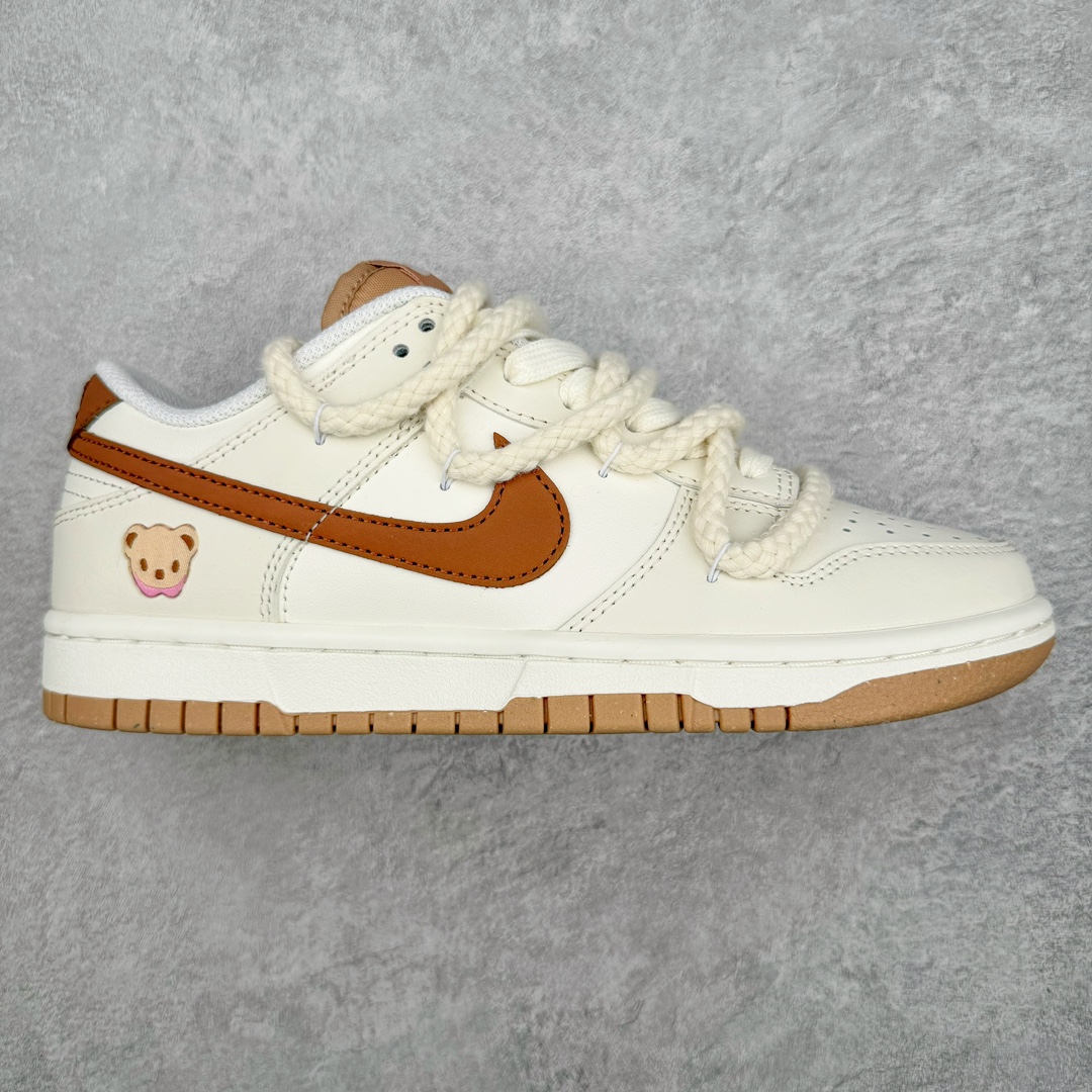 💰210 ＃YC纯原 NK Dunk Low 豆乳熊仔 美拉德 棕米 DD1873-200 定制系列天花板 无原鞋不开发 全系列得物原鞋一比一校对开发 配色持续更新中 终端对接 优势输出 全套原厂楦头原纸板数据档案倾力打造 原汁原味莞产 极致还原 圈内最强针车工艺 高端零售指定版 广东原厂配套原盒原标 鞋盒分三个尺码段 原厂冲刀 超高清洁度 全鞋零毛边皮料切割 采用原厂百宏鞋带以及原厂百宏织唛舌标 内标可供原厂几率过验 进口原装条纹中底布 四线拉帮白色点胶 原厂拉帮手法遵循公司 原厂电绣 极致还原 SIZE：35.5 36 36.5 37.5 38 38.5 39 40 40.5 41 42 42.5 43 44 44.5 45 46 编码：by2936080-运动鞋