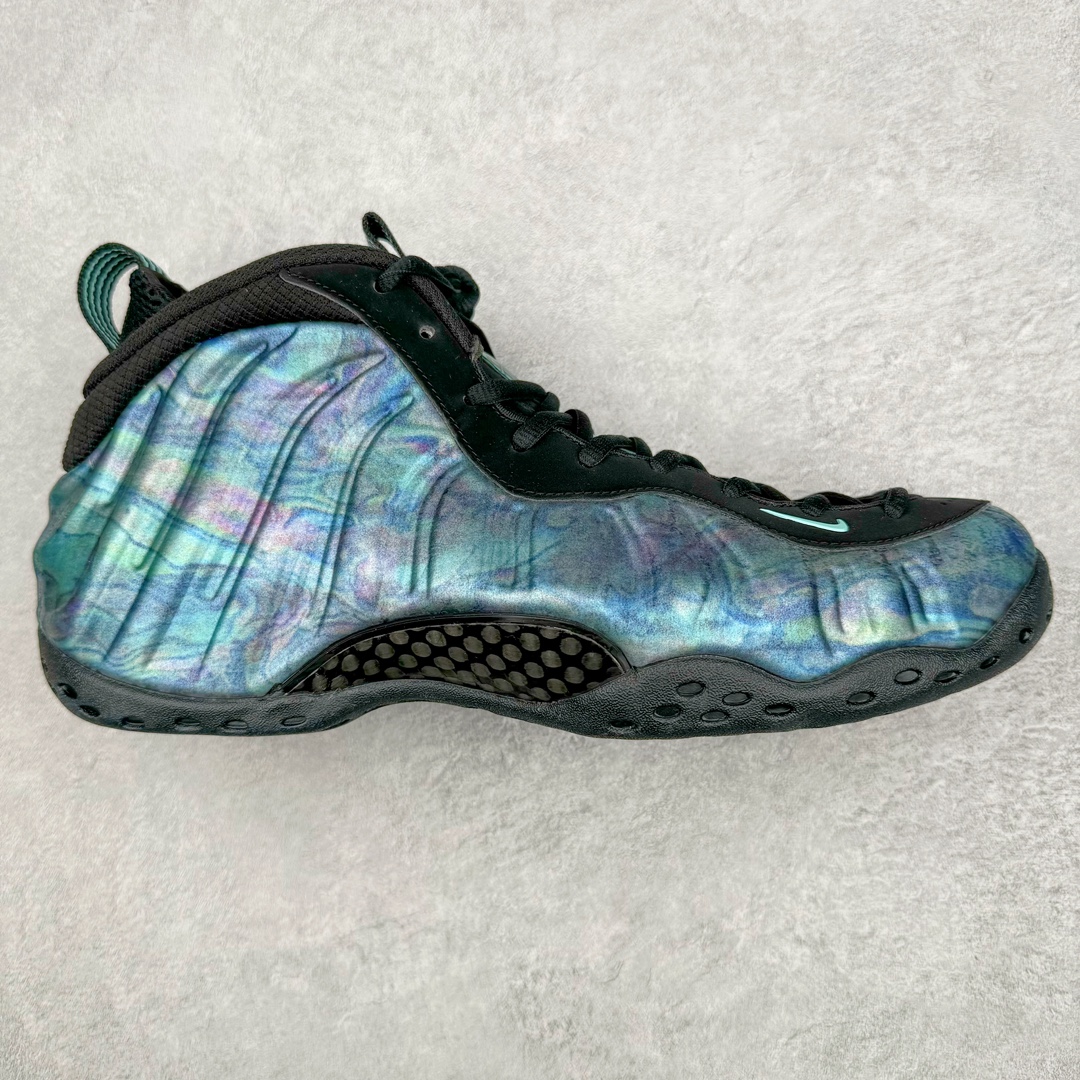 💰510 NK Air Foamposite One 鲍鱼喷 575420-009 莞产原底面 公司渠道同模具 鞋型发泡360度无死角 双层Zoom气垫植入 中底完美注胶 搭载原厂碳纤维材质 诞生于1997年的NK Air Foamposite系列可以说是整个球鞋历史上最为经典的系列之一 也就是我们常说的“喷”和“泡” 其中“喷”由Foamposite One代言人Penny的英文音译而来 而“泡”则来源于另一款鞋型 Foamposite Pro中\”pro\”的音译 在诞生初期 由于高昂的造价以及超前的外形 Foamposite系列的反对者不在少数 甚至有人认为这款鞋会毁掉整个球鞋行业 但事实证明这双灵感来自于甲虫 自带“黑科技”鞋面以及双层Zoom+大块碳板的太空球鞋不仅受到了大众的接受与追捧 并且成功的影响了篮球鞋的发展 SIZE：38.5 39 40 40.5 41 42 42.5 43 44 44.5 45 46 编码：by5936080-运动鞋