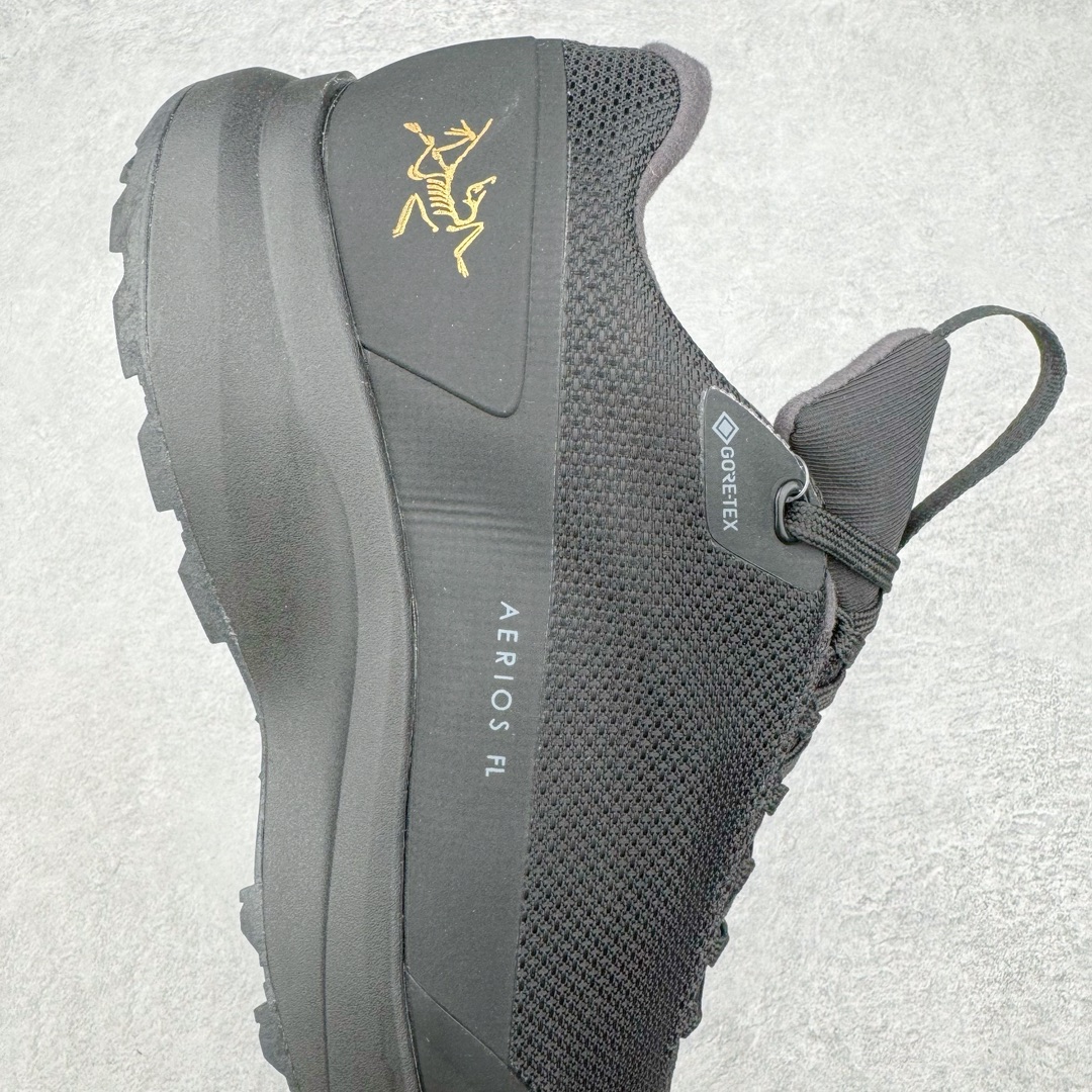 图片[6]-＃SG 加拿大品牌 始祖鸟Arcteryx Aerios AURA Low 始祖鸟系列长距离越野登山徒步户外防水多功能运动跑鞋 ARC\’TERYX始祖鸟，户外运动产品的天花板品牌，2017年发布第一款越野跑鞋NORVAN VT，始祖鸟的越野跑鞋分为三个系列，分别是：VT（Vertical Terrain垂直地形）、LD（Long Distance长距离）、SL（Super Light超轻），发展到今日已经更新到了第三代产品，而NORVAN的命名源于北温哥华（North Vancouver）代表高性能越野跑系统。在2018年我测评了始祖鸟第一代长距离越野跑鞋NORVAN LD，而这次测评的，正是该系列的第三代产品NORVAN LD 3，它与初代相比可以说是脱胎换骨的改变。在整体外观方面，NORVAN LD 3保持了ARC\’TERYX始祖鸟一贯的设计风格，配色一如既往的“素”，使用纯色营造出高级感。鞋面采用单层网孔Cordura®鞋面，与初代的紧密编织鞋面相比透气性能更好，鞋面热压了TPU薄膜支撑鞋面，得益于靠近中底整圈的热压TPU，使NORVAN LD 3的涉水深度更深。NORVAN LD 3帮面一体成型，只在跟杯正中进行缝合，跟杯有硬质港宝，能有效支撑和锁定足跟，足跟外侧印刷了ARC\’TERYX始祖鸟LOGO。鞋头多层防踢设计保护脚趾，避免脚趾踢到尖利的岩石导致受伤。尺码：36 36.5 37.5 38 38.5 39 40 40.5 41 42 42.5 43 44 44.5 45 46-选品中心