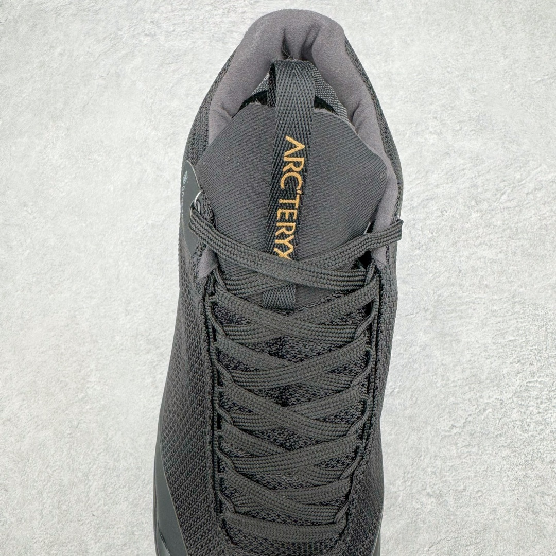 图片[5]-＃SG 加拿大品牌 始祖鸟Arcteryx Aerios AURA Low 始祖鸟系列长距离越野登山徒步户外防水多功能运动跑鞋 ARC\’TERYX始祖鸟，户外运动产品的天花板品牌，2017年发布第一款越野跑鞋NORVAN VT，始祖鸟的越野跑鞋分为三个系列，分别是：VT（Vertical Terrain垂直地形）、LD（Long Distance长距离）、SL（Super Light超轻），发展到今日已经更新到了第三代产品，而NORVAN的命名源于北温哥华（North Vancouver）代表高性能越野跑系统。在2018年我测评了始祖鸟第一代长距离越野跑鞋NORVAN LD，而这次测评的，正是该系列的第三代产品NORVAN LD 3，它与初代相比可以说是脱胎换骨的改变。在整体外观方面，NORVAN LD 3保持了ARC\’TERYX始祖鸟一贯的设计风格，配色一如既往的“素”，使用纯色营造出高级感。鞋面采用单层网孔Cordura®鞋面，与初代的紧密编织鞋面相比透气性能更好，鞋面热压了TPU薄膜支撑鞋面，得益于靠近中底整圈的热压TPU，使NORVAN LD 3的涉水深度更深。NORVAN LD 3帮面一体成型，只在跟杯正中进行缝合，跟杯有硬质港宝，能有效支撑和锁定足跟，足跟外侧印刷了ARC\’TERYX始祖鸟LOGO。鞋头多层防踢设计保护脚趾，避免脚趾踢到尖利的岩石导致受伤。尺码：36 36.5 37.5 38 38.5 39 40 40.5 41 42 42.5 43 44 44.5 45 46-选品中心