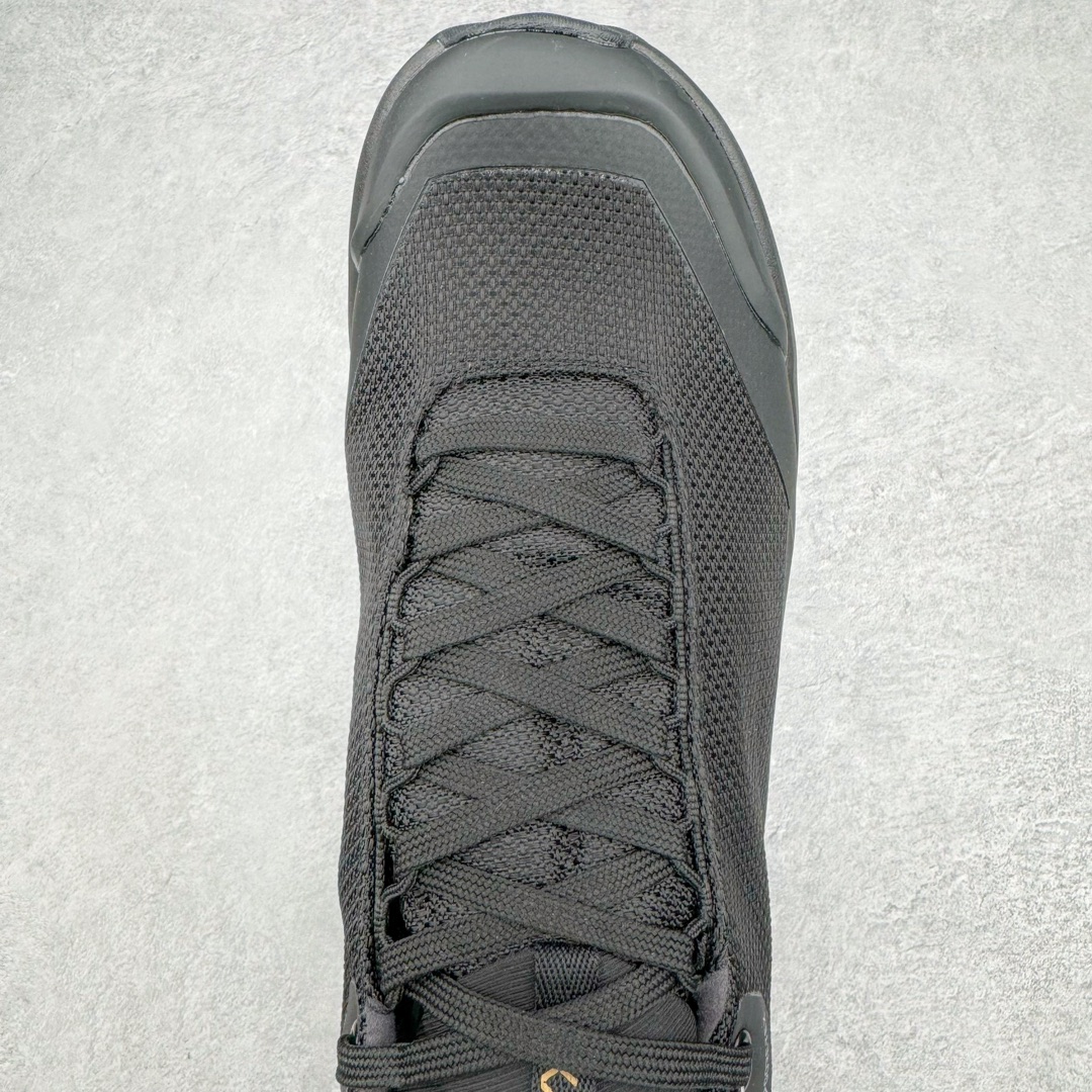 图片[4]-＃SG 加拿大品牌 始祖鸟Arcteryx Aerios AURA Low 始祖鸟系列长距离越野登山徒步户外防水多功能运动跑鞋 ARC\’TERYX始祖鸟，户外运动产品的天花板品牌，2017年发布第一款越野跑鞋NORVAN VT，始祖鸟的越野跑鞋分为三个系列，分别是：VT（Vertical Terrain垂直地形）、LD（Long Distance长距离）、SL（Super Light超轻），发展到今日已经更新到了第三代产品，而NORVAN的命名源于北温哥华（North Vancouver）代表高性能越野跑系统。在2018年我测评了始祖鸟第一代长距离越野跑鞋NORVAN LD，而这次测评的，正是该系列的第三代产品NORVAN LD 3，它与初代相比可以说是脱胎换骨的改变。在整体外观方面，NORVAN LD 3保持了ARC\’TERYX始祖鸟一贯的设计风格，配色一如既往的“素”，使用纯色营造出高级感。鞋面采用单层网孔Cordura®鞋面，与初代的紧密编织鞋面相比透气性能更好，鞋面热压了TPU薄膜支撑鞋面，得益于靠近中底整圈的热压TPU，使NORVAN LD 3的涉水深度更深。NORVAN LD 3帮面一体成型，只在跟杯正中进行缝合，跟杯有硬质港宝，能有效支撑和锁定足跟，足跟外侧印刷了ARC\’TERYX始祖鸟LOGO。鞋头多层防踢设计保护脚趾，避免脚趾踢到尖利的岩石导致受伤。尺码：36 36.5 37.5 38 38.5 39 40 40.5 41 42 42.5 43 44 44.5 45 46-选品中心