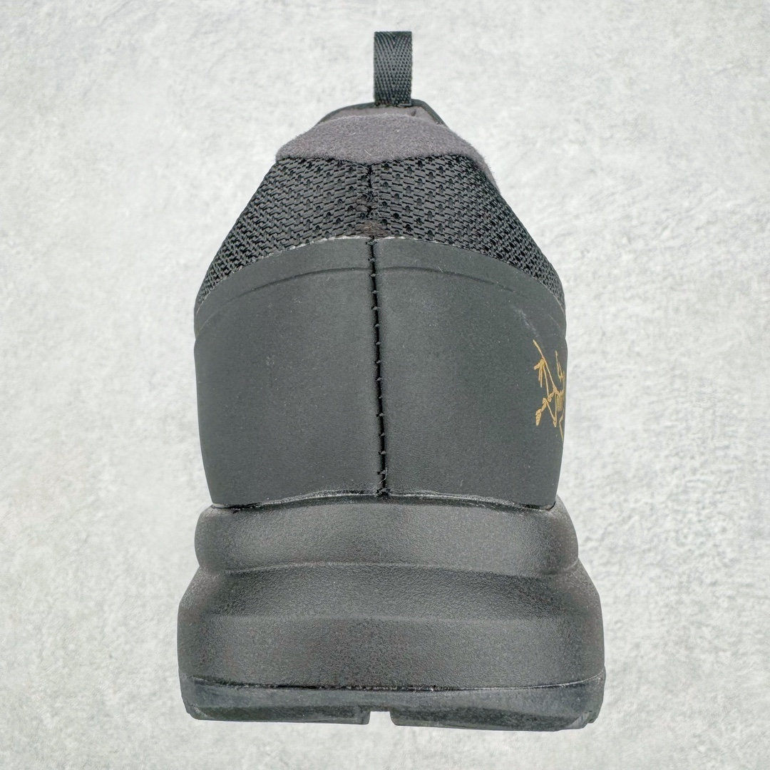 图片[8]-＃SG 加拿大品牌 始祖鸟Arcteryx Aerios AURA Low 始祖鸟系列长距离越野登山徒步户外防水多功能运动跑鞋 ARC\’TERYX始祖鸟，户外运动产品的天花板品牌，2017年发布第一款越野跑鞋NORVAN VT，始祖鸟的越野跑鞋分为三个系列，分别是：VT（Vertical Terrain垂直地形）、LD（Long Distance长距离）、SL（Super Light超轻），发展到今日已经更新到了第三代产品，而NORVAN的命名源于北温哥华（North Vancouver）代表高性能越野跑系统。在2018年我测评了始祖鸟第一代长距离越野跑鞋NORVAN LD，而这次测评的，正是该系列的第三代产品NORVAN LD 3，它与初代相比可以说是脱胎换骨的改变。在整体外观方面，NORVAN LD 3保持了ARC\’TERYX始祖鸟一贯的设计风格，配色一如既往的“素”，使用纯色营造出高级感。鞋面采用单层网孔Cordura®鞋面，与初代的紧密编织鞋面相比透气性能更好，鞋面热压了TPU薄膜支撑鞋面，得益于靠近中底整圈的热压TPU，使NORVAN LD 3的涉水深度更深。NORVAN LD 3帮面一体成型，只在跟杯正中进行缝合，跟杯有硬质港宝，能有效支撑和锁定足跟，足跟外侧印刷了ARC\’TERYX始祖鸟LOGO。鞋头多层防踢设计保护脚趾，避免脚趾踢到尖利的岩石导致受伤。尺码：36 36.5 37.5 38 38.5 39 40 40.5 41 42 42.5 43 44 44.5 45 46-选品中心