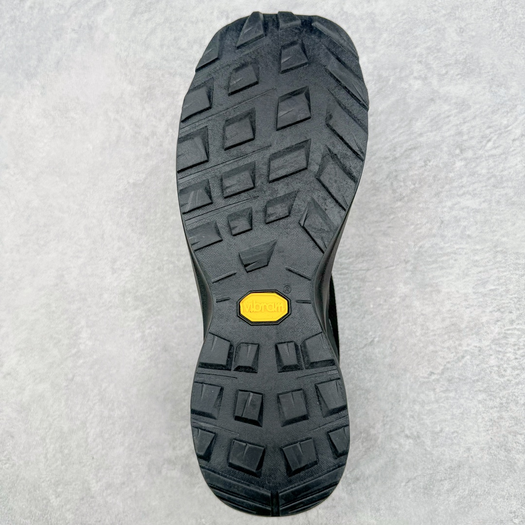 图片[9]-＃SG 加拿大品牌 始祖鸟Arcteryx Aerios AURA Low 始祖鸟系列长距离越野登山徒步户外防水多功能运动跑鞋 ARC\’TERYX始祖鸟，户外运动产品的天花板品牌，2017年发布第一款越野跑鞋NORVAN VT，始祖鸟的越野跑鞋分为三个系列，分别是：VT（Vertical Terrain垂直地形）、LD（Long Distance长距离）、SL（Super Light超轻），发展到今日已经更新到了第三代产品，而NORVAN的命名源于北温哥华（North Vancouver）代表高性能越野跑系统。在2018年我测评了始祖鸟第一代长距离越野跑鞋NORVAN LD，而这次测评的，正是该系列的第三代产品NORVAN LD 3，它与初代相比可以说是脱胎换骨的改变。在整体外观方面，NORVAN LD 3保持了ARC\’TERYX始祖鸟一贯的设计风格，配色一如既往的“素”，使用纯色营造出高级感。鞋面采用单层网孔Cordura®鞋面，与初代的紧密编织鞋面相比透气性能更好，鞋面热压了TPU薄膜支撑鞋面，得益于靠近中底整圈的热压TPU，使NORVAN LD 3的涉水深度更深。NORVAN LD 3帮面一体成型，只在跟杯正中进行缝合，跟杯有硬质港宝，能有效支撑和锁定足跟，足跟外侧印刷了ARC\’TERYX始祖鸟LOGO。鞋头多层防踢设计保护脚趾，避免脚趾踢到尖利的岩石导致受伤。尺码：36 36.5 37.5 38 38.5 39 40 40.5 41 42 42.5 43 44 44.5 45 46-选品中心