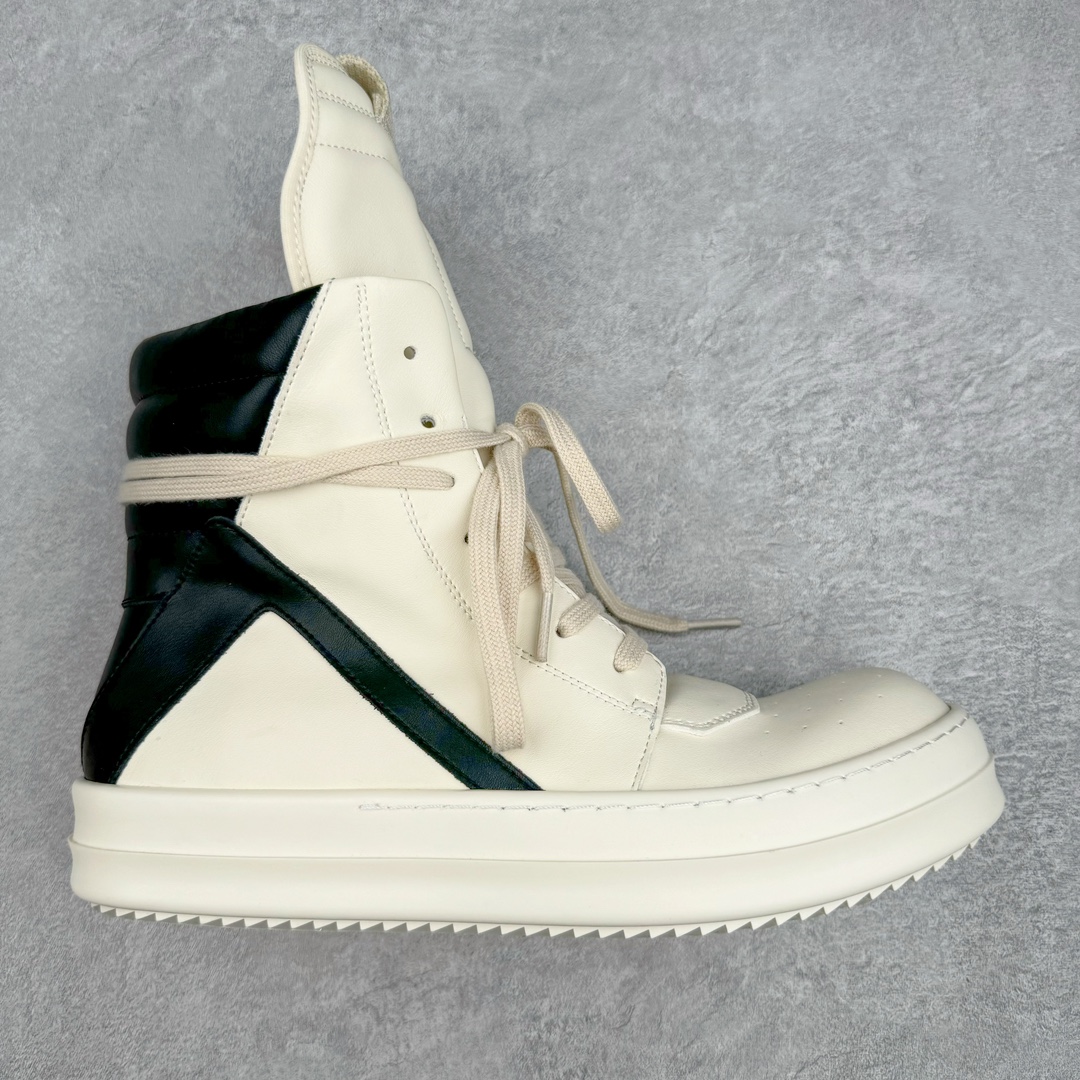 💰480 ＃DG纯原 Rick Owens FogachineGeobasket  瑞克·欧文斯高帮皮面时尚运动板鞋 白黑 二级市场已经7K以上 平台客户随意卖四位数 RO广东原厂出品 纯原天花板 原版一比一复刻 冲正绝不翻车 还原度达到百分之98以上 原楦开发纸版版型 ZP拆解原版1:1复模裁片纸版 力求做到0错位 这样才能达到和zp一致的鞋型味道 采用进口cnc数控机床开发对版独家tpu奶香大底 区别于市场所有版本 zp同源全头层粒面小牛皮 达到和zp一致手感 原厂进口细纹布 万邦订购原厂高弹粉红色海绵 内里搭配软质细腻羊皮 TPU高密度大底 软硬度透光度高已经测试和原版一致 尺码：36 37 38 39 40 41 42 43 44 45 46 编码：by5936050-运动鞋