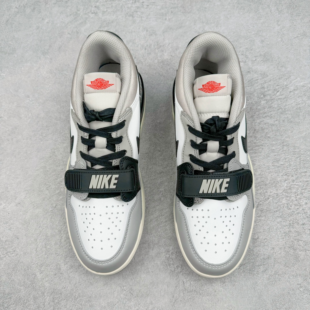 图片[2]-💰190 ＃PB Air Jordan Legacy AJ312 Low 低帮复古篮球鞋 白灰 CD7069-101 市场最强独一档产物 全套原纸板楦头开发 原厂大底磨具加持立体防滑纹理 原档数据后跟TPU子母扣魔术贴 原装可视Air Sole气垫 原汁原味最完美的312代版型 唯一正确鞋头趴度弧度高度鞋身腰线 进口港宝加持 后跟自然饱满 全鞋荧光划线卡点 追求极致完美 每一双都是工艺品 多重QC质检 超越公司货的品控标准 实实在在的免检产品 鞋身采用了皮革材质打造 横跨鞋面的魔术贴十分吸睛 侧面的Swoosh Logo的一部分被鞋面遮挡了一部分 颇具玩味 魔术贴上标有NK标识 而鞋舌上是Jordan的经典红色飞翼Logo 后跟和鞋底均采用了AJ3的设计 后跟上同样也使用了经典的爆裂纹图案 SIZE：36 36.5 37.5 38 38.5 39 40 40.5 41 42 42.5 43 44 44.5 45 46 47.5 编码：by2936060-运动鞋