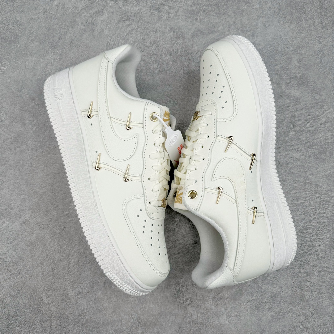 图片[3]-💰150 ＃XS NK Air Force 1 Low \’07 空军一号低帮经典板鞋 白金四钩 FV3654-111 大厂出品 同步官方2022全新版本 不规则波浪大底咬花 全鞋电脑针车 工整有序 视觉效果满分 原厂拉帮手法 标准四线 密度针距针孔大小控制到位 原装反口里网布海绵 正确卡色网眼大小 新版鞋撑改用纸团代替 原厂港宝加持完美还原灵魂版型 原盒原配从里到外百分百还原 原厂全头层原厂皮料 原标原盒 内置Sole气垫 中底白色背胶 中底划线 已经无限的接近公司 原厂楦头 原厂刺绣 后跟弧度修正 独家私模最大开发到47.5 尺码：35.5 36 36.5 37.5 38 38.5 39 40 40.5 41 42 42.5 43 44 44.5 45 46 47.5 编码：by2936020-运动鞋