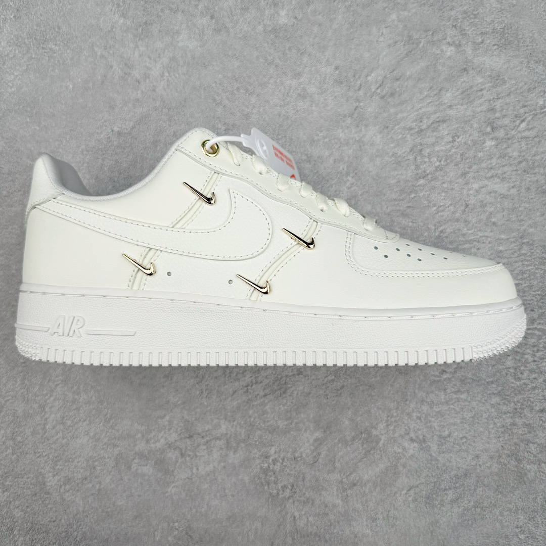 💰150 ＃XS NK Air Force 1 Low \’07 空军一号低帮经典板鞋 白金四钩 FV3654-111 大厂出品 同步官方2022全新版本 不规则波浪大底咬花 全鞋电脑针车 工整有序 视觉效果满分 原厂拉帮手法 标准四线 密度针距针孔大小控制到位 原装反口里网布海绵 正确卡色网眼大小 新版鞋撑改用纸团代替 原厂港宝加持完美还原灵魂版型 原盒原配从里到外百分百还原 原厂全头层原厂皮料 原标原盒 内置Sole气垫 中底白色背胶 中底划线 已经无限的接近公司 原厂楦头 原厂刺绣 后跟弧度修正 独家私模最大开发到47.5 尺码：35.5 36 36.5 37.5 38 38.5 39 40 40.5 41 42 42.5 43 44 44.5 45 46 47.5 编码：by2936020-运动鞋