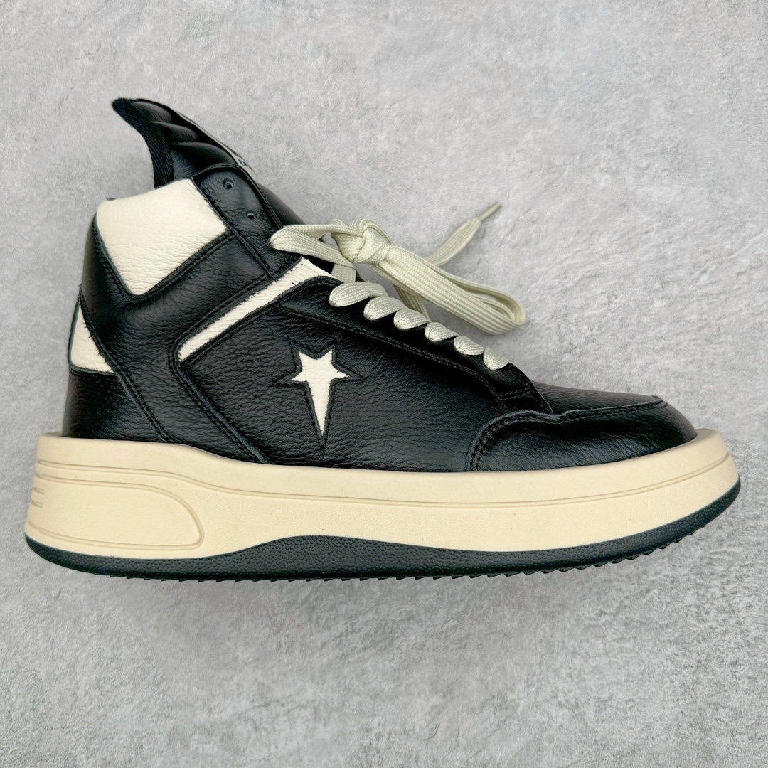 💰460 ＃纯原 Rick Owens DRKSHDW x Converse TURBODRK Weapon RO瑞克欧文斯匡威联名摩登厚底运动板鞋 黑白 以 80 年代的经典篮球鞋 Weapon 为灵感 带来新诠释 超厚鞋底 高帮鞋身以及夸张的鞋舌设计都充满 Rick Owens 式的美学  原厂楦头纸板裁片完全1:1对位复模 这样最后合模拼接的时候鞋型才能以最完美的形态展现 区别于市面上所有看图做货版本 导致整个鞋型完全不对味 臃肿肥胖 根本没有展现出原版的味道 原版的灵魂就在五角星的位置 不同码数上的比例是有区别的 原版整体是修长的 皮料根据原厂色号经过了历时 3个月无数次修改 终于调整到和原版最为接近的同色摔纹荔枝皮 因为毕竟官方多次补货 官方的皮料颜色或多或少都会有稍微的色差 属于正常现象 我们买回来的几双正品样板也会有区别 鞋底模具重新开模 独立私模三色tpu橡胶组合大底 1个码数一套模具 这样做的好处的码数比较合脚 区别市场上共码普通版本 单色同色橡胶大底 尺码：35 36 37 38 38.5 39 40 40.5 41 42 42.5 43 44 44.5 45 46 编码：by5936030-运动鞋