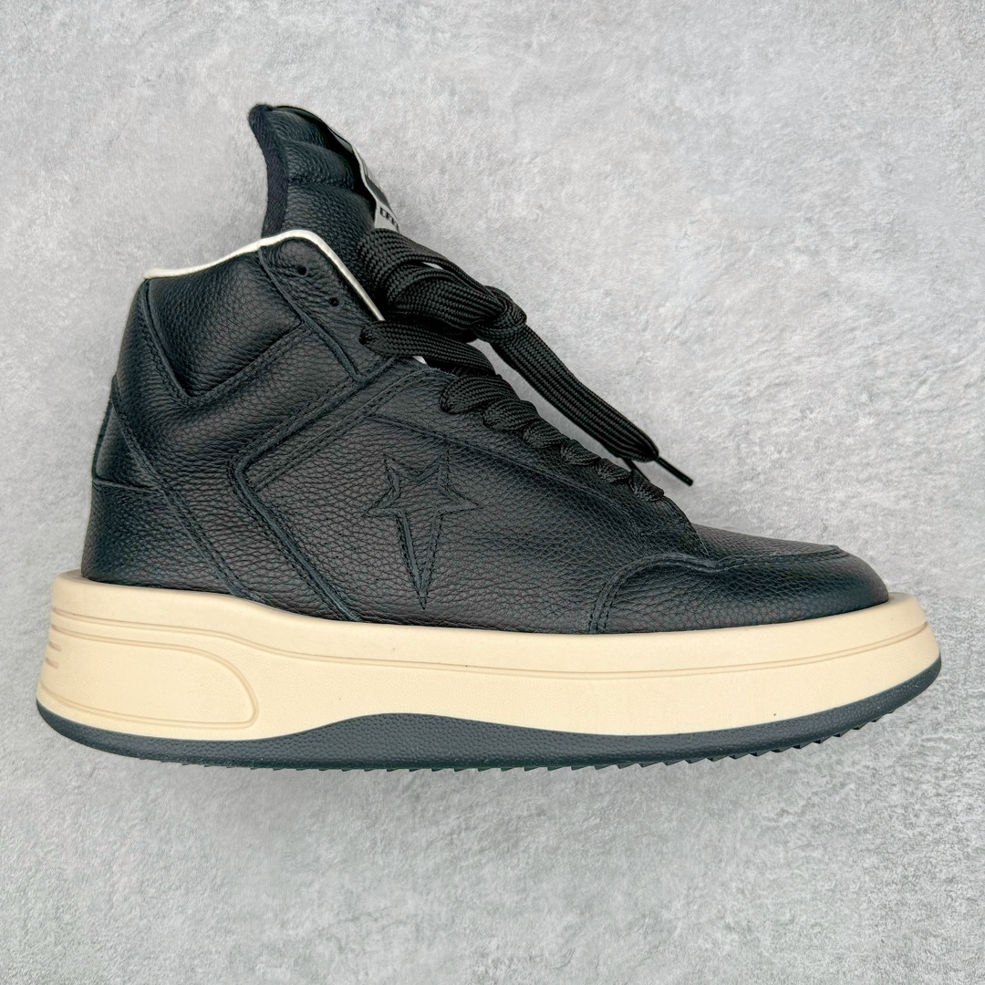＃DG纯原 Rick Owens DRKSHDW x Converse TURBODRK Weapon RO瑞克欧文斯匡威联名摩登厚底运动板鞋 黑色 以 80 年代的经典篮球鞋 Weapon 为灵感 带来新诠释 超厚鞋底 高帮鞋身以及夸张的鞋舌设计都充满 Rick Owens 式的美学 原厂楦头纸板裁片完全1：1对位复模 这样最后合模拼接的时候鞋型才能以最完美的形态展现 区别于市面上所有看图做货版本 导致整个鞋型完全不对味 臃肿肥胖 根本没有展现出原版的味道 原版的灵魂就在五角星的位置 不同码数上的比例是有区别的 原版整体是修长的 皮料根据原厂色号经过了历时 3个月无数次修改 终于调整到和原版最为接近的同色摔纹荔枝皮 因为毕竟官方多次补货 官方的皮料颜色或多或少都会有稍微的色差 属于正常现象 我们买回来的几双正品样板也会有区别 鞋底模具重新开模 独立私模三色tpu橡胶组合大底 1个码数一套模具 这样做的好处的码数比较合脚 区别市场上共码普通版本 单色同色橡胶大底 尺码：35 36 37 38 38.5 39 40 40.5 41 42 42.5 43 44 44.5 45 46-选品中心