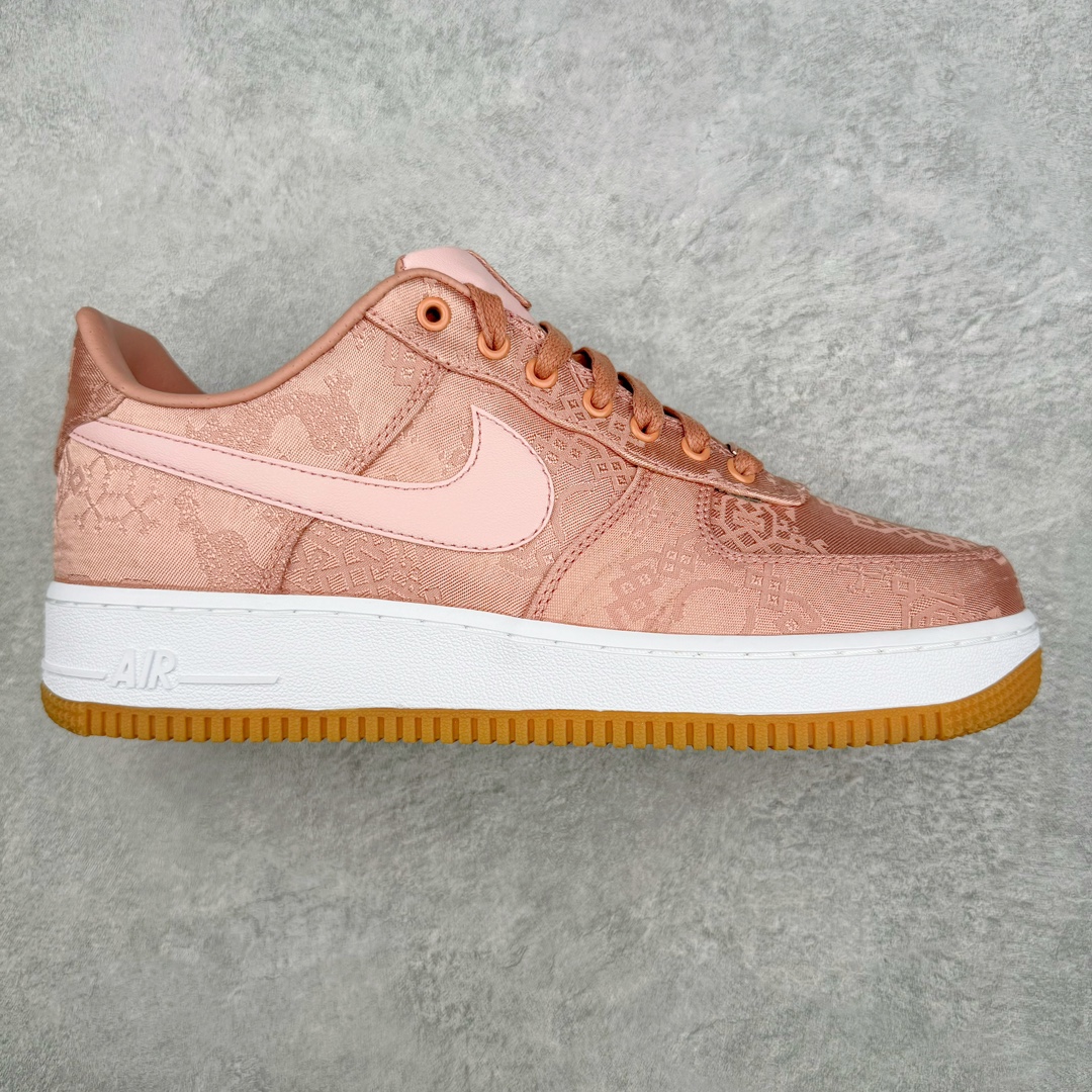 💰220 CLOT x NK Air Force 1 Premium 空军一号联名粉丝绸 CJ5290-600 全套原原楦纸版 越南原大装底 内置全气掌垫 采用韩原国装进口丝绸 内层采原用厂Sadisa头皮层料 双可层撕 可性玩极高 3D精准雕刻纹理晰清细致 全套同官步方原厂配件 附赠黄米鞋带 官正方确原盒包装 中底原拉厂帮 SIZE：36 36.5 37.5 38 38.5 39 40 40.5 41 42 42.5 43 44 44.5 45 46  编码：Mby2936090-运动鞋