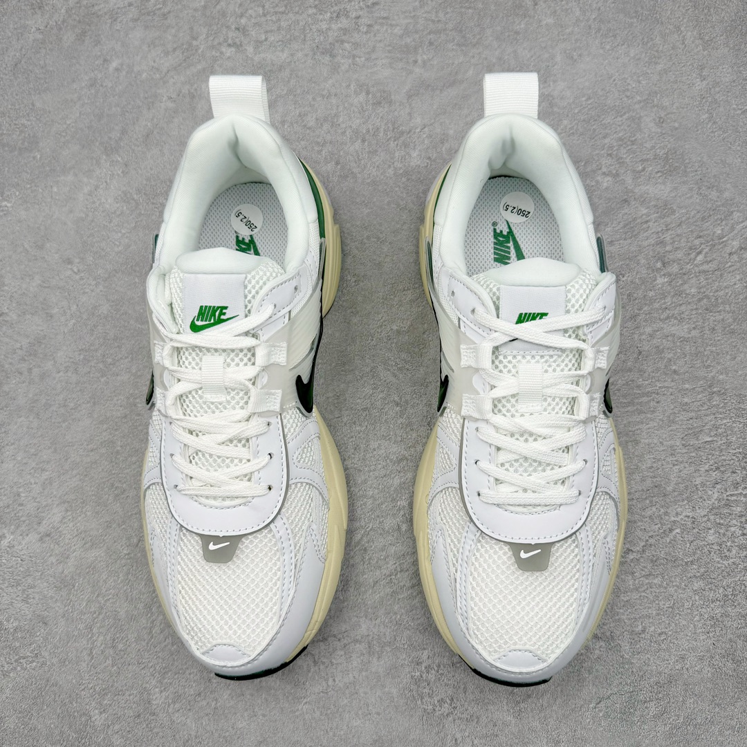 图片[2]-＃福利特价 NK V2K Runtekk 减震防滑低帮 复古老爹鞋跑步鞋 FD0736-101 鞋款被命名为 Runtekk 设计上借鉴了 2000 年的跑鞋风格 配色上以金属银为主调 简练又有复古运动气质 材质上使用大面积网眼、皮革、TPU 组成 支撑和透气性肯定不错 中底处由 Cushlon 泡绵打造 保证在压马路时可以提供优秀脚感 并通过一手做旧氧化效果突出复古感 中底造型很容易让大家联想到巴黎世家3XL 增高效果同样不能忽视 尺码：36 36.5 37.5 38 38.5 39 40 40.5 41 42 42.5 43 44 44.5 45-选品中心