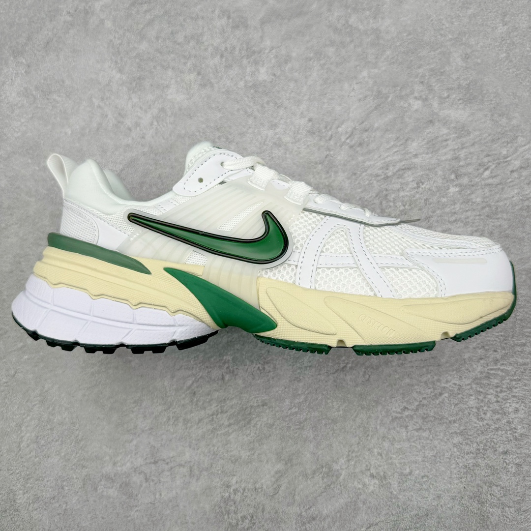 ＃福利特价 NK V2K Runtekk 减震防滑低帮 复古老爹鞋跑步鞋 FD0736-101 鞋款被命名为 Runtekk 设计上借鉴了 2000 年的跑鞋风格 配色上以金属银为主调 简练又有复古运动气质 材质上使用大面积网眼、皮革、TPU 组成 支撑和透气性肯定不错 中底处由 Cushlon 泡绵打造 保证在压马路时可以提供优秀脚感 并通过一手做旧氧化效果突出复古感 中底造型很容易让大家联想到巴黎世家3XL 增高效果同样不能忽视 尺码：36 36.5 37.5 38 38.5 39 40 40.5 41 42 42.5 43 44 44.5 45-选品中心