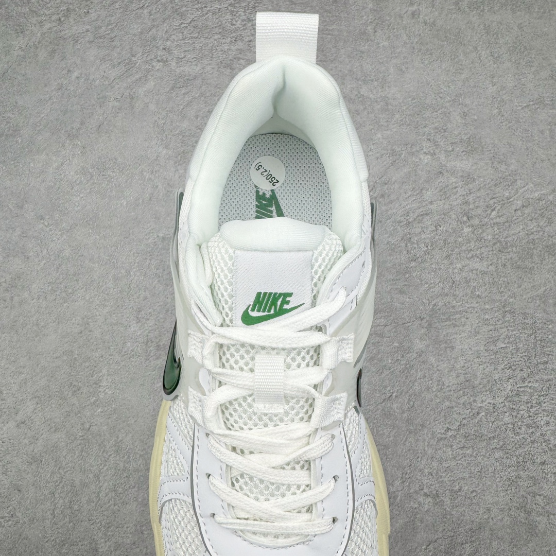 图片[5]-＃福利特价 NK V2K Runtekk 减震防滑低帮 复古老爹鞋跑步鞋 FD0736-101 鞋款被命名为 Runtekk 设计上借鉴了 2000 年的跑鞋风格 配色上以金属银为主调 简练又有复古运动气质 材质上使用大面积网眼、皮革、TPU 组成 支撑和透气性肯定不错 中底处由 Cushlon 泡绵打造 保证在压马路时可以提供优秀脚感 并通过一手做旧氧化效果突出复古感 中底造型很容易让大家联想到巴黎世家3XL 增高效果同样不能忽视 尺码：36 36.5 37.5 38 38.5 39 40 40.5 41 42 42.5 43 44 44.5 45-选品中心