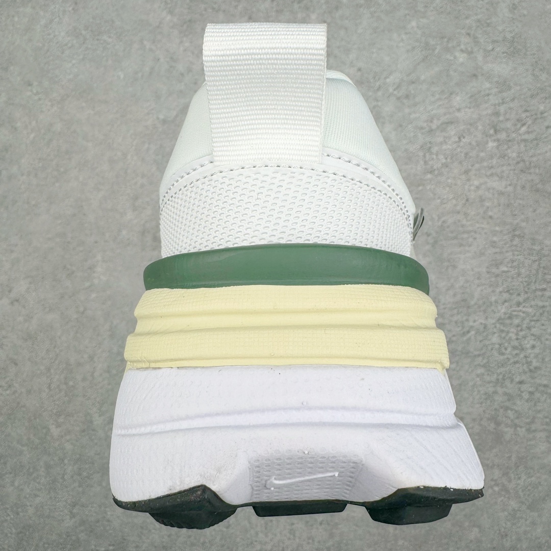 图片[8]-＃福利特价 NK V2K Runtekk 减震防滑低帮 复古老爹鞋跑步鞋 FD0736-101 鞋款被命名为 Runtekk 设计上借鉴了 2000 年的跑鞋风格 配色上以金属银为主调 简练又有复古运动气质 材质上使用大面积网眼、皮革、TPU 组成 支撑和透气性肯定不错 中底处由 Cushlon 泡绵打造 保证在压马路时可以提供优秀脚感 并通过一手做旧氧化效果突出复古感 中底造型很容易让大家联想到巴黎世家3XL 增高效果同样不能忽视 尺码：36 36.5 37.5 38 38.5 39 40 40.5 41 42 42.5 43 44 44.5 45-选品中心