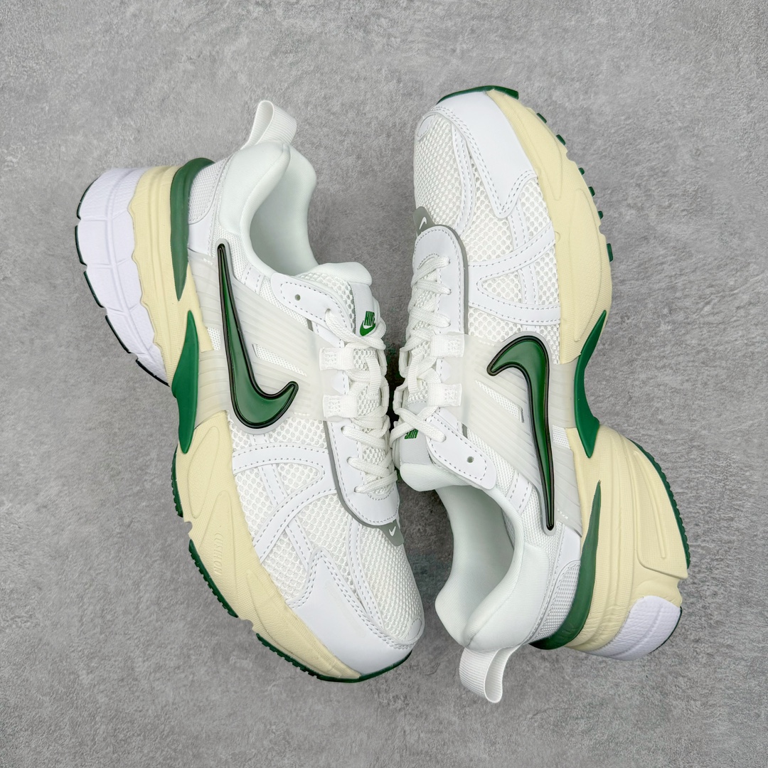 图片[3]-＃福利特价 NK V2K Runtekk 减震防滑低帮 复古老爹鞋跑步鞋 FD0736-101 鞋款被命名为 Runtekk 设计上借鉴了 2000 年的跑鞋风格 配色上以金属银为主调 简练又有复古运动气质 材质上使用大面积网眼、皮革、TPU 组成 支撑和透气性肯定不错 中底处由 Cushlon 泡绵打造 保证在压马路时可以提供优秀脚感 并通过一手做旧氧化效果突出复古感 中底造型很容易让大家联想到巴黎世家3XL 增高效果同样不能忽视 尺码：36 36.5 37.5 38 38.5 39 40 40.5 41 42 42.5 43 44 44.5 45-选品中心