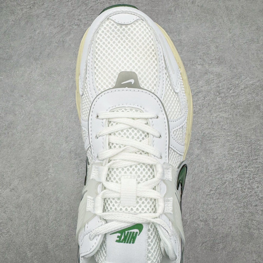 图片[4]-＃福利特价 NK V2K Runtekk 减震防滑低帮 复古老爹鞋跑步鞋 FD0736-101 鞋款被命名为 Runtekk 设计上借鉴了 2000 年的跑鞋风格 配色上以金属银为主调 简练又有复古运动气质 材质上使用大面积网眼、皮革、TPU 组成 支撑和透气性肯定不错 中底处由 Cushlon 泡绵打造 保证在压马路时可以提供优秀脚感 并通过一手做旧氧化效果突出复古感 中底造型很容易让大家联想到巴黎世家3XL 增高效果同样不能忽视 尺码：36 36.5 37.5 38 38.5 39 40 40.5 41 42 42.5 43 44 44.5 45-选品中心