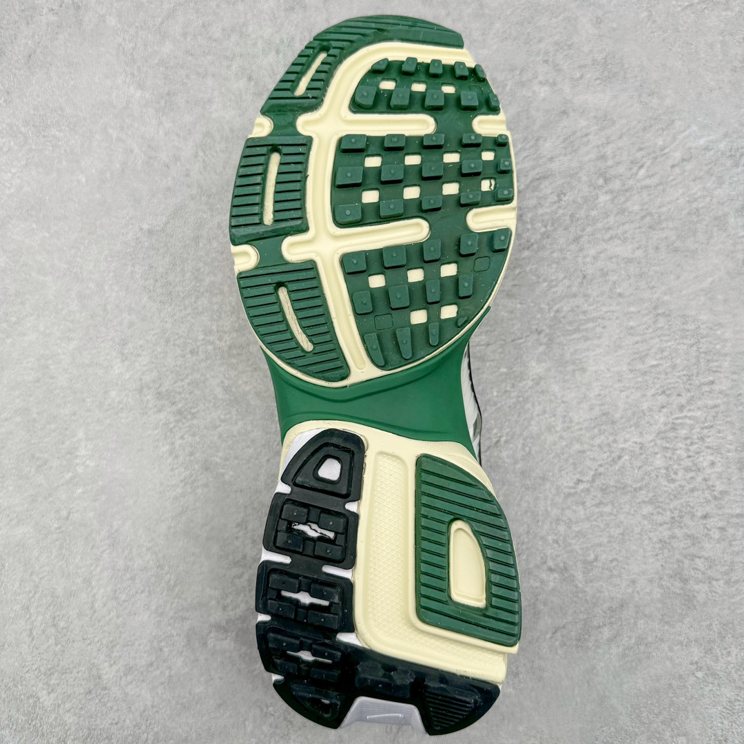 图片[9]-＃福利特价 NK V2K Runtekk 减震防滑低帮 复古老爹鞋跑步鞋 FD0736-101 鞋款被命名为 Runtekk 设计上借鉴了 2000 年的跑鞋风格 配色上以金属银为主调 简练又有复古运动气质 材质上使用大面积网眼、皮革、TPU 组成 支撑和透气性肯定不错 中底处由 Cushlon 泡绵打造 保证在压马路时可以提供优秀脚感 并通过一手做旧氧化效果突出复古感 中底造型很容易让大家联想到巴黎世家3XL 增高效果同样不能忽视 尺码：36 36.5 37.5 38 38.5 39 40 40.5 41 42 42.5 43 44 44.5 45-选品中心