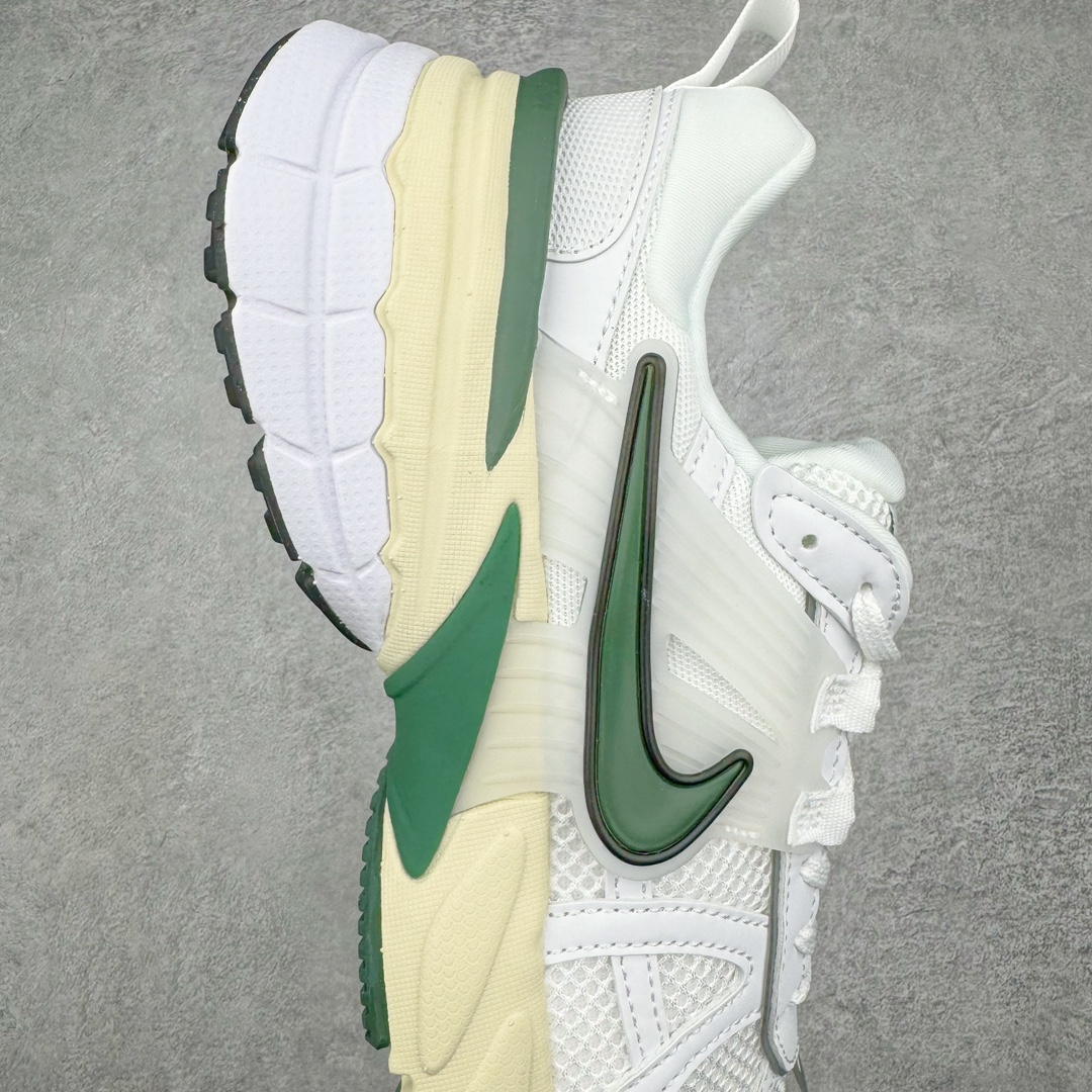 图片[6]-＃福利特价 NK V2K Runtekk 减震防滑低帮 复古老爹鞋跑步鞋 FD0736-101 鞋款被命名为 Runtekk 设计上借鉴了 2000 年的跑鞋风格 配色上以金属银为主调 简练又有复古运动气质 材质上使用大面积网眼、皮革、TPU 组成 支撑和透气性肯定不错 中底处由 Cushlon 泡绵打造 保证在压马路时可以提供优秀脚感 并通过一手做旧氧化效果突出复古感 中底造型很容易让大家联想到巴黎世家3XL 增高效果同样不能忽视 尺码：36 36.5 37.5 38 38.5 39 40 40.5 41 42 42.5 43 44 44.5 45-选品中心