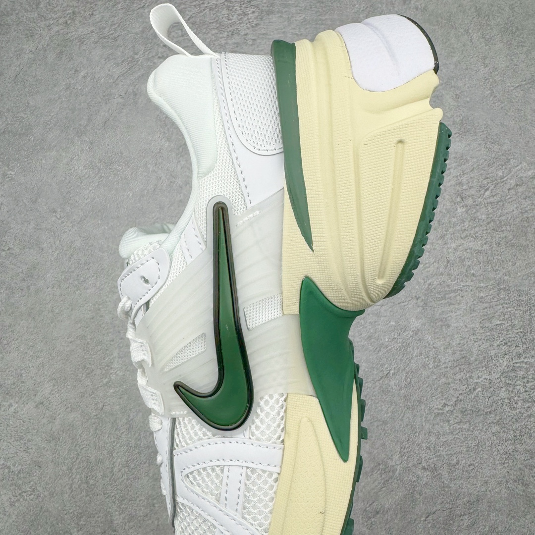 图片[7]-＃福利特价 NK V2K Runtekk 减震防滑低帮 复古老爹鞋跑步鞋 FD0736-101 鞋款被命名为 Runtekk 设计上借鉴了 2000 年的跑鞋风格 配色上以金属银为主调 简练又有复古运动气质 材质上使用大面积网眼、皮革、TPU 组成 支撑和透气性肯定不错 中底处由 Cushlon 泡绵打造 保证在压马路时可以提供优秀脚感 并通过一手做旧氧化效果突出复古感 中底造型很容易让大家联想到巴黎世家3XL 增高效果同样不能忽视 尺码：36 36.5 37.5 38 38.5 39 40 40.5 41 42 42.5 43 44 44.5 45-选品中心