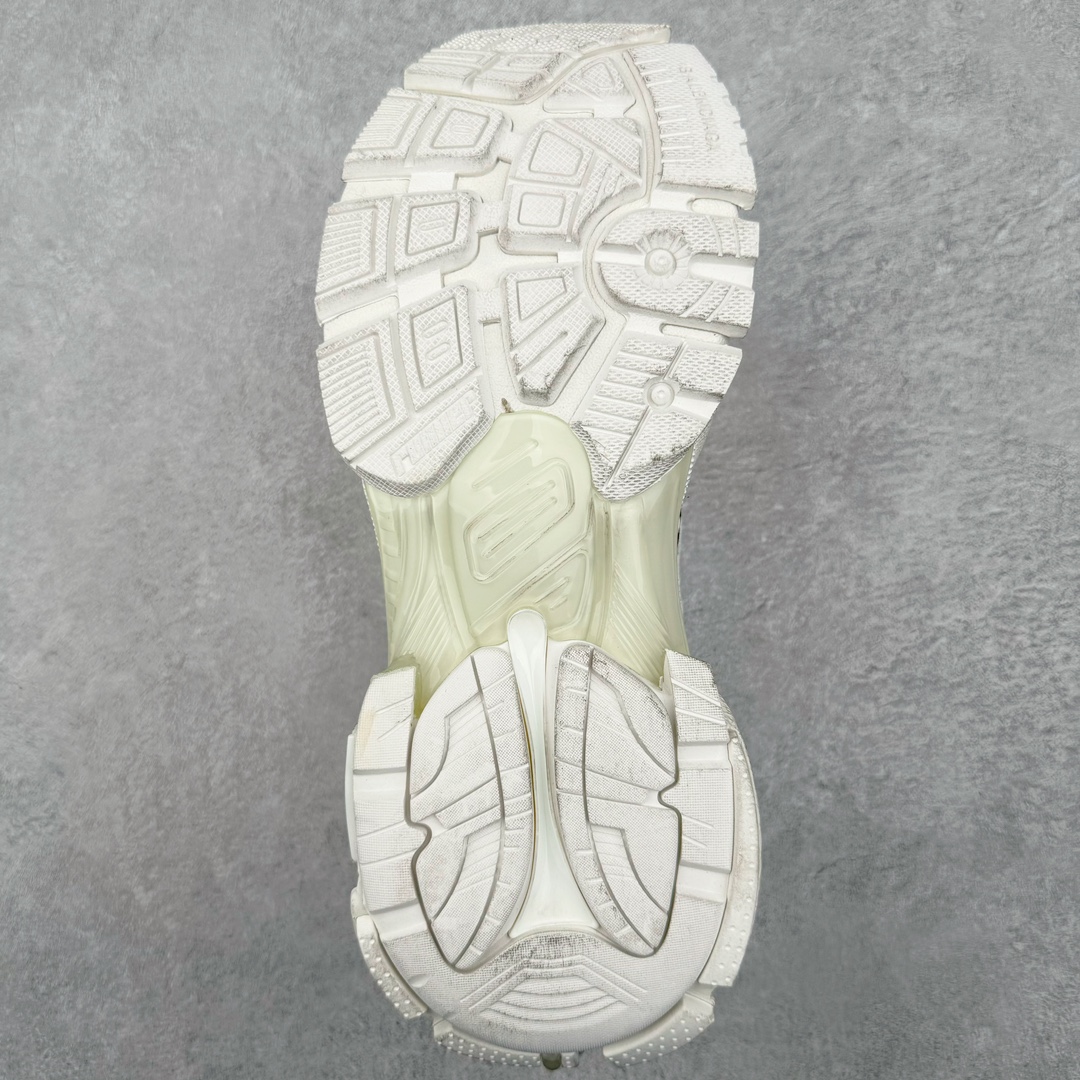 图片[9]-＃XA BALENCIAGA Runner Sneaker 巴黎世家七代慢跑系列低帮复古野跑潮流运动鞋老爹鞋 尼龙和网布材质 磨损效果 鞋头边缘印有尺码 背面浮印尺码 外侧印有跑者徽标 鞋舌刺绣 Balenciaga 品牌标识 鞋跟背面 Balenciaga品牌标识 材质采用65%聚氨酯、35%聚酯纤维 全新 Runner 鞋型轮廓借鉴于 2000 年初的复古线条 搭载大网眼面料制成鞋面基础 由粉色、白色尼龍与橡胶质地覆盖鞋面诠释线条感 当中透过几道手缝线与折损痕更是精准的掌握历经时间淬炼的破旧痕迹 延续其手法至鞋领、鞋跟、鞋带、中底等部分均饰有破损及脏污之貌 尤其是鞋领处与鞋带孔眼条更是采用不规则做旧技术将内容物泡棉随机露出 尺码：35 36 37 38 39 40 41 42 43 44 45 46-选品中心