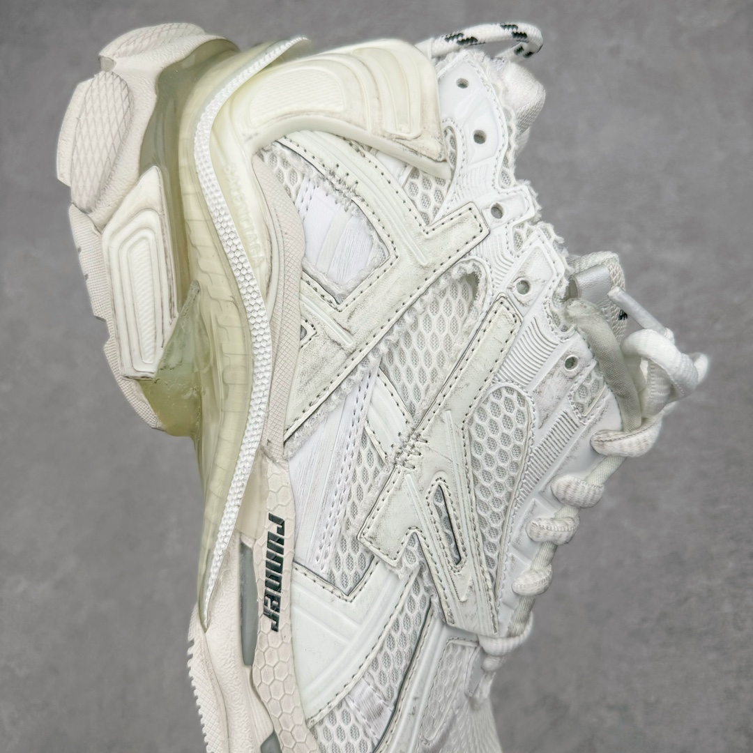 图片[6]-＃XA BALENCIAGA Runner Sneaker 巴黎世家七代慢跑系列低帮复古野跑潮流运动鞋老爹鞋 尼龙和网布材质 磨损效果 鞋头边缘印有尺码 背面浮印尺码 外侧印有跑者徽标 鞋舌刺绣 Balenciaga 品牌标识 鞋跟背面 Balenciaga品牌标识 材质采用65%聚氨酯、35%聚酯纤维 全新 Runner 鞋型轮廓借鉴于 2000 年初的复古线条 搭载大网眼面料制成鞋面基础 由粉色、白色尼龍与橡胶质地覆盖鞋面诠释线条感 当中透过几道手缝线与折损痕更是精准的掌握历经时间淬炼的破旧痕迹 延续其手法至鞋领、鞋跟、鞋带、中底等部分均饰有破损及脏污之貌 尤其是鞋领处与鞋带孔眼条更是采用不规则做旧技术将内容物泡棉随机露出 尺码：35 36 37 38 39 40 41 42 43 44 45 46-选品中心