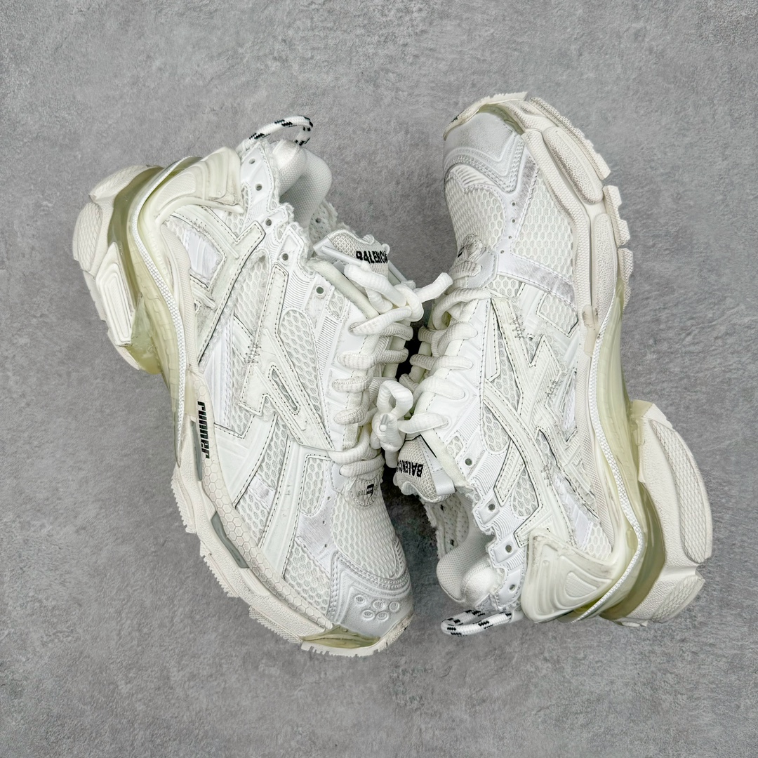 图片[3]-＃XA BALENCIAGA Runner Sneaker 巴黎世家七代慢跑系列低帮复古野跑潮流运动鞋老爹鞋 尼龙和网布材质 磨损效果 鞋头边缘印有尺码 背面浮印尺码 外侧印有跑者徽标 鞋舌刺绣 Balenciaga 品牌标识 鞋跟背面 Balenciaga品牌标识 材质采用65%聚氨酯、35%聚酯纤维 全新 Runner 鞋型轮廓借鉴于 2000 年初的复古线条 搭载大网眼面料制成鞋面基础 由粉色、白色尼龍与橡胶质地覆盖鞋面诠释线条感 当中透过几道手缝线与折损痕更是精准的掌握历经时间淬炼的破旧痕迹 延续其手法至鞋领、鞋跟、鞋带、中底等部分均饰有破损及脏污之貌 尤其是鞋领处与鞋带孔眼条更是采用不规则做旧技术将内容物泡棉随机露出 尺码：35 36 37 38 39 40 41 42 43 44 45 46-选品中心