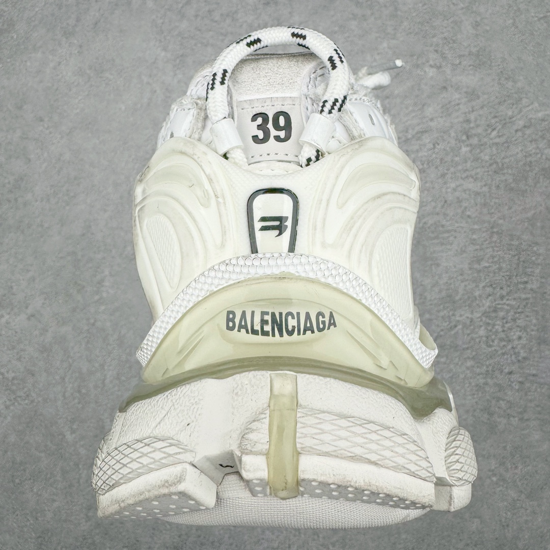 图片[8]-＃XA BALENCIAGA Runner Sneaker 巴黎世家七代慢跑系列低帮复古野跑潮流运动鞋老爹鞋 尼龙和网布材质 磨损效果 鞋头边缘印有尺码 背面浮印尺码 外侧印有跑者徽标 鞋舌刺绣 Balenciaga 品牌标识 鞋跟背面 Balenciaga品牌标识 材质采用65%聚氨酯、35%聚酯纤维 全新 Runner 鞋型轮廓借鉴于 2000 年初的复古线条 搭载大网眼面料制成鞋面基础 由粉色、白色尼龍与橡胶质地覆盖鞋面诠释线条感 当中透过几道手缝线与折损痕更是精准的掌握历经时间淬炼的破旧痕迹 延续其手法至鞋领、鞋跟、鞋带、中底等部分均饰有破损及脏污之貌 尤其是鞋领处与鞋带孔眼条更是采用不规则做旧技术将内容物泡棉随机露出 尺码：35 36 37 38 39 40 41 42 43 44 45 46-选品中心