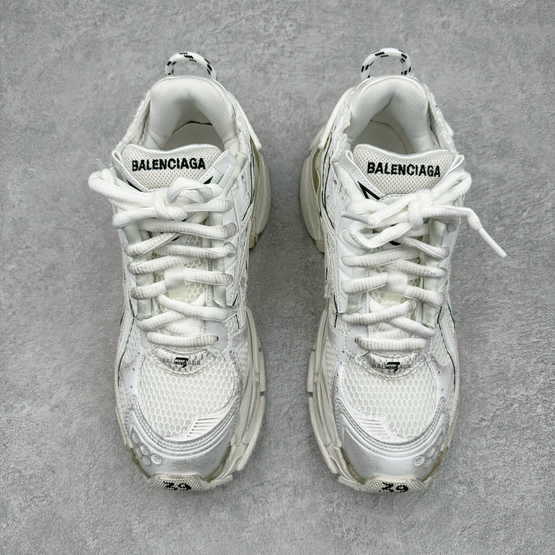 图片[2]-＃XA BALENCIAGA Runner Sneaker 巴黎世家七代慢跑系列低帮复古野跑潮流运动鞋老爹鞋 尼龙和网布材质 磨损效果 鞋头边缘印有尺码 背面浮印尺码 外侧印有跑者徽标 鞋舌刺绣 Balenciaga 品牌标识 鞋跟背面 Balenciaga品牌标识 材质采用65%聚氨酯、35%聚酯纤维 全新 Runner 鞋型轮廓借鉴于 2000 年初的复古线条 搭载大网眼面料制成鞋面基础 由粉色、白色尼龍与橡胶质地覆盖鞋面诠释线条感 当中透过几道手缝线与折损痕更是精准的掌握历经时间淬炼的破旧痕迹 延续其手法至鞋领、鞋跟、鞋带、中底等部分均饰有破损及脏污之貌 尤其是鞋领处与鞋带孔眼条更是采用不规则做旧技术将内容物泡棉随机露出 尺码：35 36 37 38 39 40 41 42 43 44 45 46-选品中心