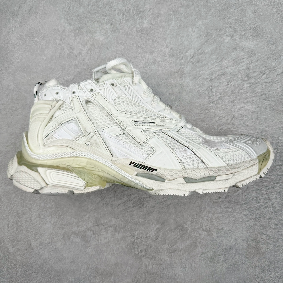 ＃XA BALENCIAGA Runner Sneaker 巴黎世家七代慢跑系列低帮复古野跑潮流运动鞋老爹鞋 尼龙和网布材质 磨损效果 鞋头边缘印有尺码 背面浮印尺码 外侧印有跑者徽标 鞋舌刺绣 Balenciaga 品牌标识 鞋跟背面 Balenciaga品牌标识 材质采用65%聚氨酯、35%聚酯纤维 全新 Runner 鞋型轮廓借鉴于 2000 年初的复古线条 搭载大网眼面料制成鞋面基础 由粉色、白色尼龍与橡胶质地覆盖鞋面诠释线条感 当中透过几道手缝线与折损痕更是精准的掌握历经时间淬炼的破旧痕迹 延续其手法至鞋领、鞋跟、鞋带、中底等部分均饰有破损及脏污之貌 尤其是鞋领处与鞋带孔眼条更是采用不规则做旧技术将内容物泡棉随机露出 尺码：35 36 37 38 39 40 41 42 43 44 45 46-选品中心