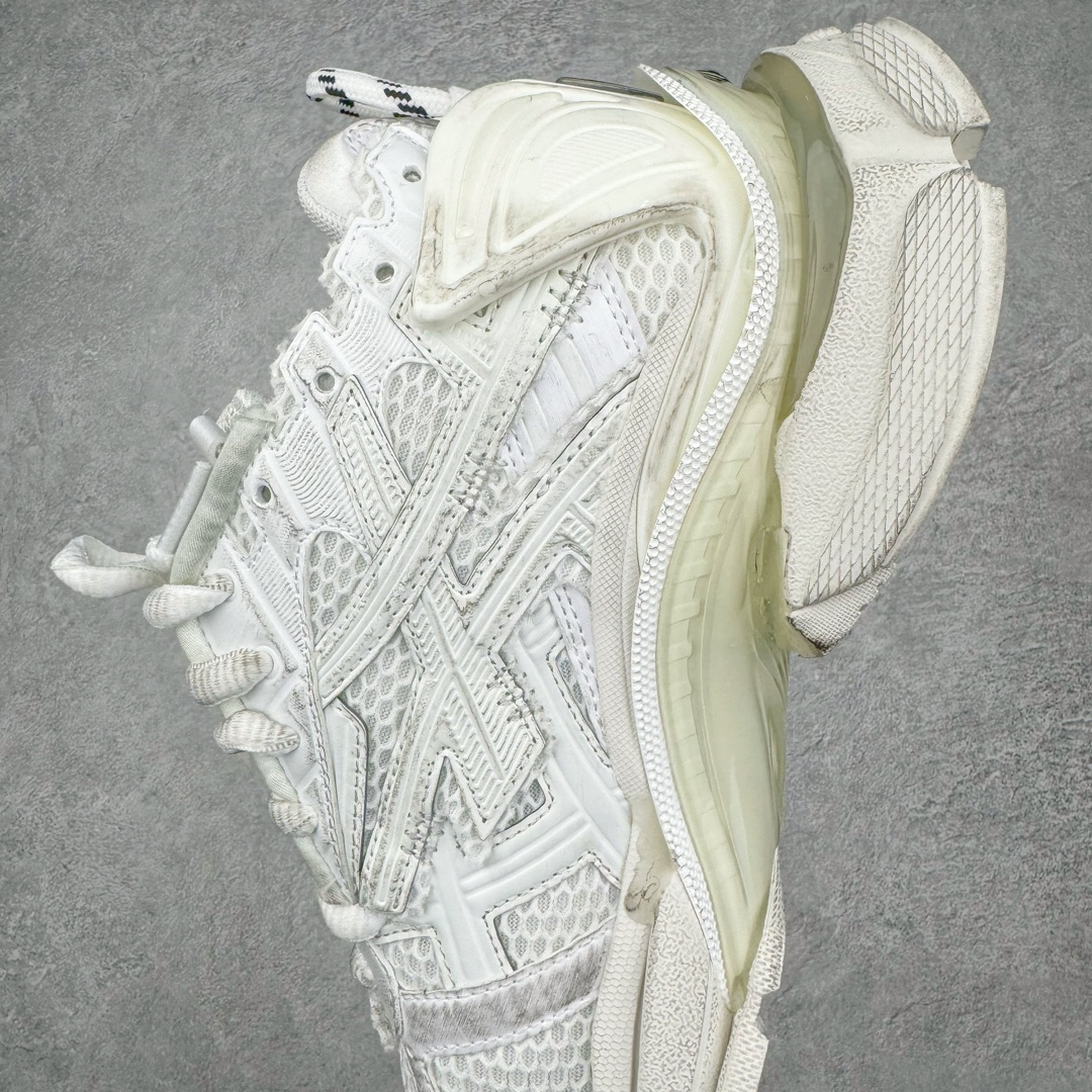 图片[7]-＃XA BALENCIAGA Runner Sneaker 巴黎世家七代慢跑系列低帮复古野跑潮流运动鞋老爹鞋 尼龙和网布材质 磨损效果 鞋头边缘印有尺码 背面浮印尺码 外侧印有跑者徽标 鞋舌刺绣 Balenciaga 品牌标识 鞋跟背面 Balenciaga品牌标识 材质采用65%聚氨酯、35%聚酯纤维 全新 Runner 鞋型轮廓借鉴于 2000 年初的复古线条 搭载大网眼面料制成鞋面基础 由粉色、白色尼龍与橡胶质地覆盖鞋面诠释线条感 当中透过几道手缝线与折损痕更是精准的掌握历经时间淬炼的破旧痕迹 延续其手法至鞋领、鞋跟、鞋带、中底等部分均饰有破损及脏污之貌 尤其是鞋领处与鞋带孔眼条更是采用不规则做旧技术将内容物泡棉随机露出 尺码：35 36 37 38 39 40 41 42 43 44 45 46-选品中心