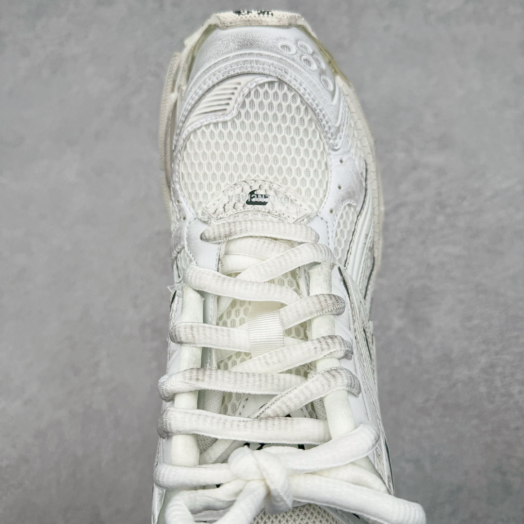 图片[4]-＃XA BALENCIAGA Runner Sneaker 巴黎世家七代慢跑系列低帮复古野跑潮流运动鞋老爹鞋 尼龙和网布材质 磨损效果 鞋头边缘印有尺码 背面浮印尺码 外侧印有跑者徽标 鞋舌刺绣 Balenciaga 品牌标识 鞋跟背面 Balenciaga品牌标识 材质采用65%聚氨酯、35%聚酯纤维 全新 Runner 鞋型轮廓借鉴于 2000 年初的复古线条 搭载大网眼面料制成鞋面基础 由粉色、白色尼龍与橡胶质地覆盖鞋面诠释线条感 当中透过几道手缝线与折损痕更是精准的掌握历经时间淬炼的破旧痕迹 延续其手法至鞋领、鞋跟、鞋带、中底等部分均饰有破损及脏污之貌 尤其是鞋领处与鞋带孔眼条更是采用不规则做旧技术将内容物泡棉随机露出 尺码：35 36 37 38 39 40 41 42 43 44 45 46-选品中心