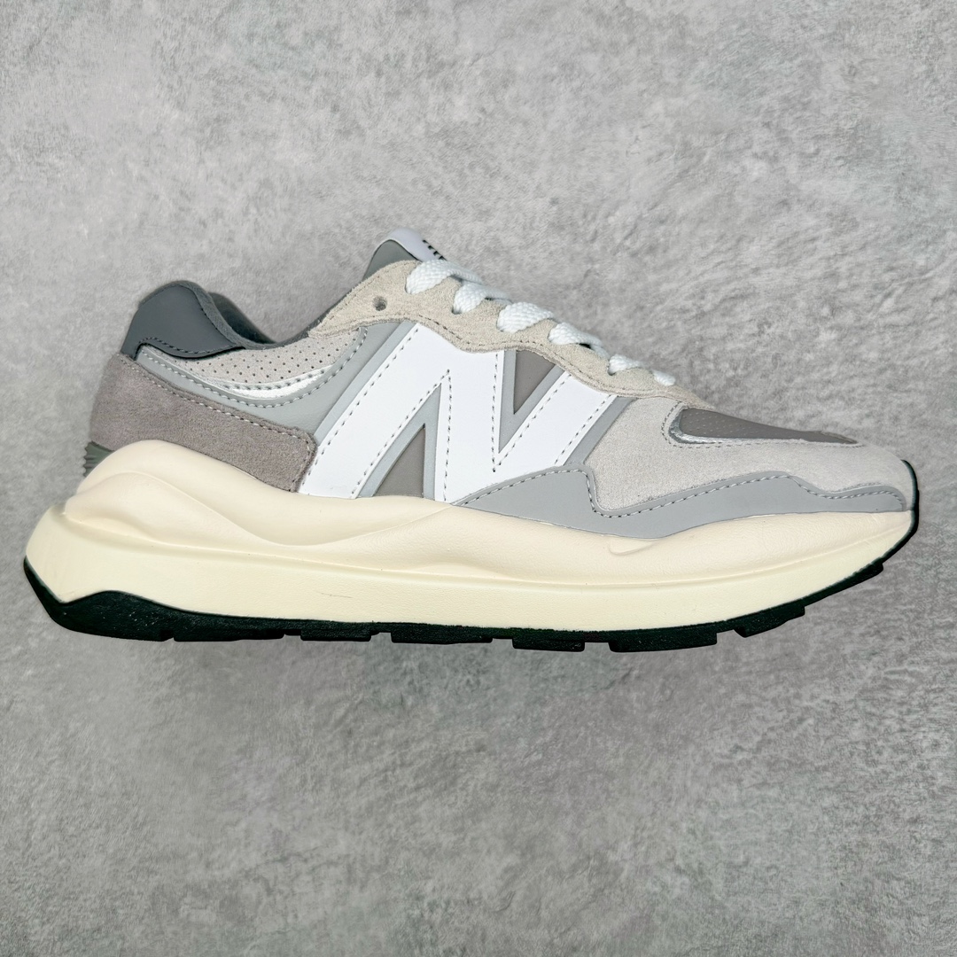 💰120 ＃福利特价‼New Balance/新百伦 NB5740系列复古休闲运动跑鞋 特别以1988年首度面世的经典574作为设计蓝本 保留574简约易衬的80s鞋型轮廓 同时再加以向90年代特立独行的抢眼美学致敬 凭借多种严选的优质素材重塑出让人耳目一新又充满层次感的革新中低结构 另一方面 为呼应90年代的巨大化潮流 鞋侧也点题采用了相应的巨大化N字Logo 并且加上反光细节点缀 再结合同样启发自574并经过改良的抓地鞋底 可谓集结两大年代的注目设计元素 尺码：36 36.5 37 37.5 38 38.5 39 40 40.5 41 42 42.5 43 44 45 编码：by1936090-运动鞋