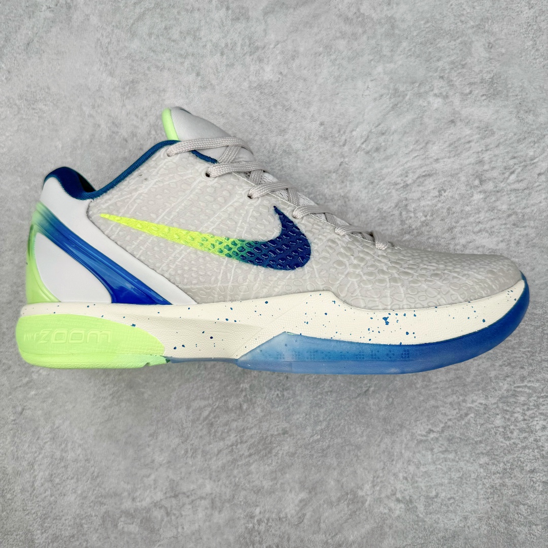 💰280 NK Zoom Kobe 6 科比六代 429659-302 采用了复合式的鞋面 内层为透气网面 中层加载Fly wire科技 而外层则用聚氨酯岛状结构塑造出非常逼真的蛇麟纹路 多层的鞋面结构带来了更好的透气性和更有针对性的保护 加入了双层记忆海绵鞋垫 可根据球员脚形自动调节以提高合脚度 使脚感更加柔软舒适 赋予球员非一般的球场舒适感受 尺码：40 40.5 41 42 42.5 43 44 44.5 45 46 编码：Xby3936050-运动鞋