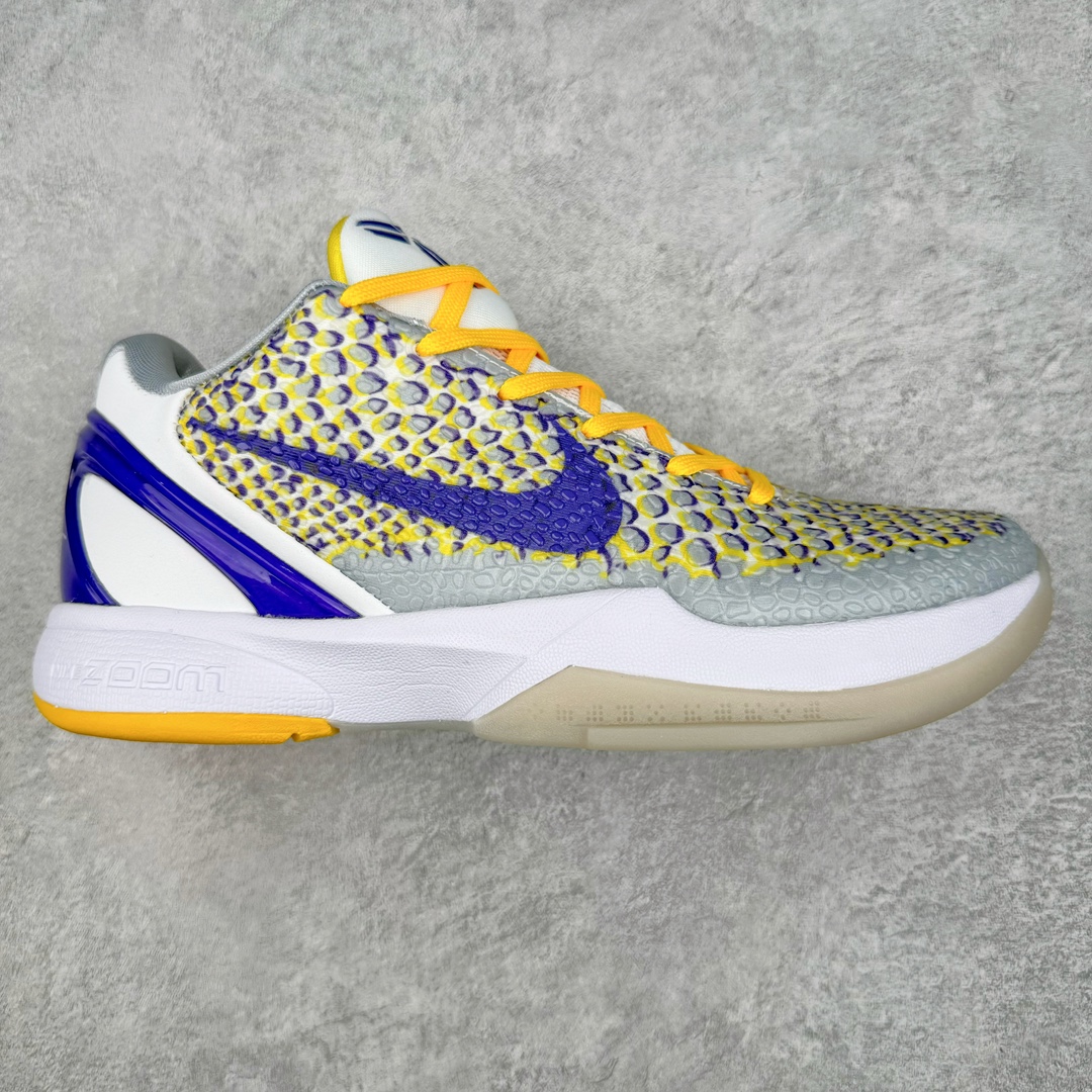 💰280 NK Zoom Kobe 6 科比六代 CW2190-105 采用了复合式的鞋面 内层为透气网面 中层加载Fly wire科技 而外层则用聚氨酯岛状结构塑造出非常逼真的蛇麟纹路 多层的鞋面结构带来了更好的透气性和更有针对性的保护 加入了双层记忆海绵鞋垫 可根据球员脚形自动调节以提高合脚度 使脚感更加柔软舒适 赋予球员非一般的球场舒适感受 尺码：40 40.5 41 42 42.5 43 44 44.5 45 46 编码：Xby3936050-运动鞋