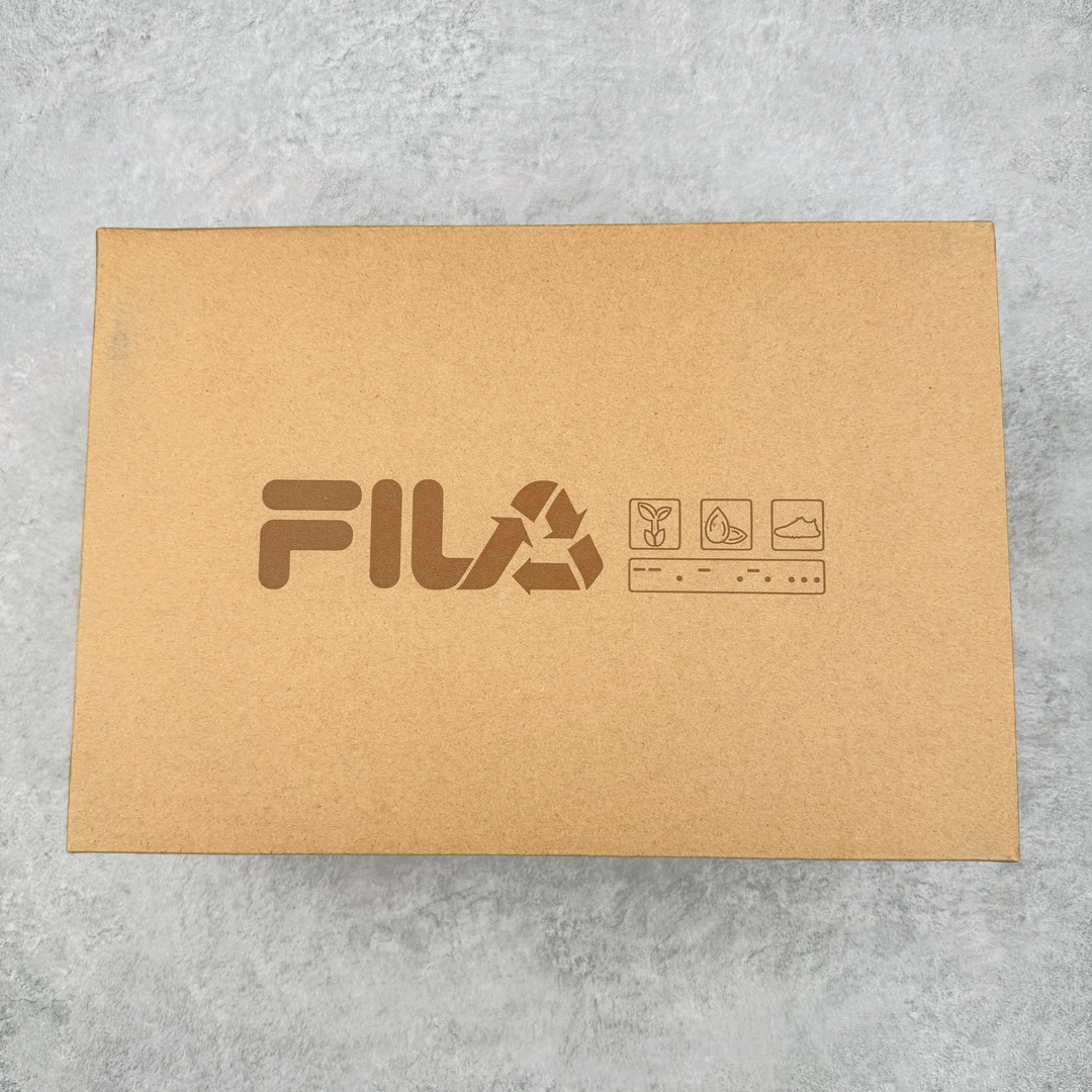 图片[9]-💰180 Fila Retro Mars 1S+ 斐乐火星1S系列低帮老爹风增高复古中性休闲运动慢跑鞋 在运动鞋服领域，FILA从未停止创新与探索。8月19日，FILA将联手天猫超级品牌日，首次正式发售FILA火星鞋的全新环保主题限定款“2035绿色火星”。产品设计灵感是源自一场关于人类2035年移居火星的大胆想象，在鞋体融入天然生物基和回收材质，希望借此鼓励消费者践行可持续时尚生活理念。近年来，FILA一直不断地尝试在产品中融入更多环保设计理念。“2035绿色火星”限定款，在鞋身多处融入了环保材质：鞋面融入源自天然生物基的天丝™纤维，取自自然，回归自然。而鞋底则在保证舒适度的同时，更注重资源再利用，中底材质融入回收咖啡渣，大底融入回收橡胶颗粒，鼓励消费者与FILA一起拥抱新时尚理念。此次FILA绿色火星鞋鞋盒设计可手动变为九宫格收纳盒满足日常收纳，也可以作为苜蓿种子的盆栽容器，功能多样可重复利用。尺码：35 36 36.5 37.5 38 38.5 39 40 40.5 41 42 42.5 43 44 45 编码：HKby2936050-运动鞋