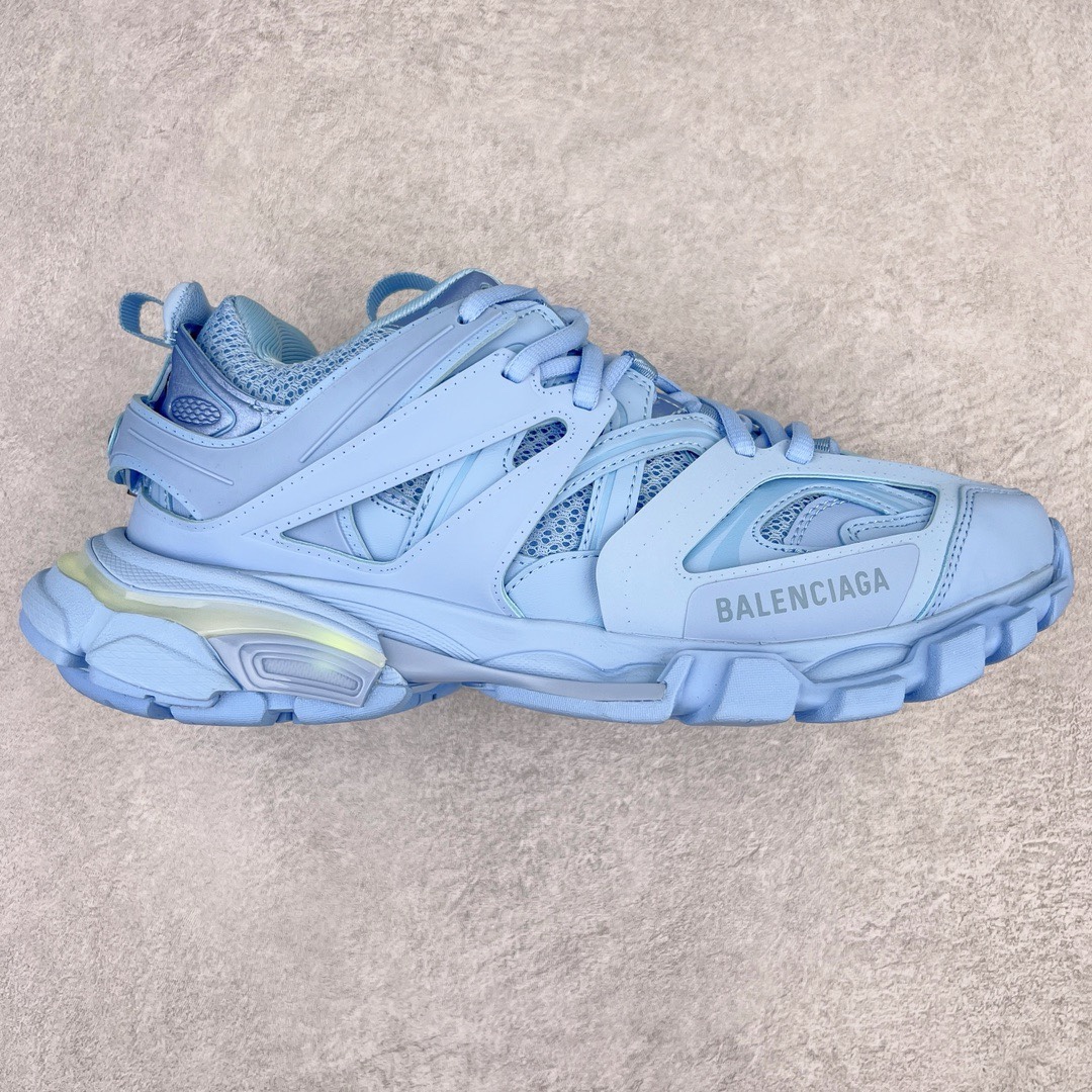 图片[9]-💰460 ＃VG零售版 BALENCIAGA Track Led Trainers 巴黎世家复古灯鞋潮流百搭老爹鞋 充电接口处在Track下方电池容量：单次充电满充可使用16-20小时 在后跟位置增加了可充电 LED 灯带的部分 只需单击「Track」键即可点亮 并设有红、黄、蓝、绿、紫等 11 种不同的灯光模式 大大增加了鞋款的吸睛度 而电量耗尽之后则需要通过附赠的充电线进行充电 成份：47%涤纶 40%聚氨酯纤维 13%Nylon 采用尼龙和网眼布制成 100%不含皮革 尺码饰于足尖 鞋后跟压印Track字样 外底正面压印BB标识 外侧印有Balenciaga印花 鞋舌压印Balenciaga标识 双鞋带以常规方式打结 后帮及鞋舌配有拉环鞋提 动态鞋底设计 为双脚带来后续的助力 50毫米鞋弓 水洗做旧风格 中国制造 此商品提供Balenciaga防尘袋和包装盒 全套原纸板楦头开发 最原汁原味的灵魂版型 全鞋荧光划线卡点 胶水把控整洁度追求极致完美 每一双都是工艺品 多重QC质检 超越公司货的品控标准 实实在在的免检产品 原盒原配 正确字体电绣 粗细、位置、大小正确 侧边TPU 透气孔匹配意产原版 正确分离大底 TPU软底 原版一致大底LOGO 立体感十足 原厂皮料水洗做旧 采购原厂网纱 正常尺码 尺码：35 36 37 38 39 40 41 42 43 44 45 46 编码：by5936030-运动鞋