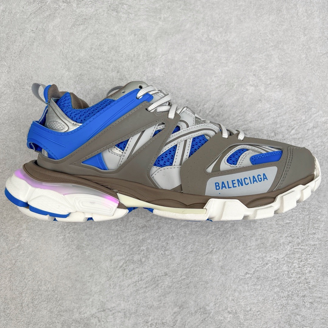 图片[8]-💰460 ＃VG零售版 BALENCIAGA Track Led Trainers 巴黎世家复古灯鞋潮流百搭老爹鞋 充电接口处在Track下方电池容量：单次充电满充可使用16-20小时 在后跟位置增加了可充电 LED 灯带的部分 只需单击「Track」键即可点亮 并设有红、黄、蓝、绿、紫等 11 种不同的灯光模式 大大增加了鞋款的吸睛度 而电量耗尽之后则需要通过附赠的充电线进行充电 成份：47%涤纶 40%聚氨酯纤维 13%Nylon 采用尼龙和网眼布制成 100%不含皮革 尺码饰于足尖 鞋后跟压印Track字样 外底正面压印BB标识 外侧印有Balenciaga印花 鞋舌压印Balenciaga标识 双鞋带以常规方式打结 后帮及鞋舌配有拉环鞋提 动态鞋底设计 为双脚带来后续的助力 50毫米鞋弓 水洗做旧风格 中国制造 此商品提供Balenciaga防尘袋和包装盒 全套原纸板楦头开发 最原汁原味的灵魂版型 全鞋荧光划线卡点 胶水把控整洁度追求极致完美 每一双都是工艺品 多重QC质检 超越公司货的品控标准 实实在在的免检产品 原盒原配 正确字体电绣 粗细、位置、大小正确 侧边TPU 透气孔匹配意产原版 正确分离大底 TPU软底 原版一致大底LOGO 立体感十足 原厂皮料水洗做旧 采购原厂网纱 正常尺码 尺码：35 36 37 38 39 40 41 42 43 44 45 46 编码：by5936030-运动鞋